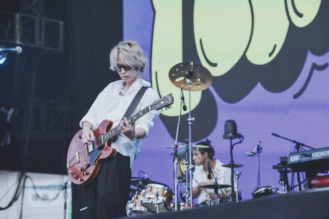 白井眞輝のインスタグラム：「Thank you Summer sonic!!!! 昔何回かサマソニ見に行ってたんで特別思い入れのあるフェスですね。  暑かったけどやっぱ好きですねサマソニ。 元の形に戻って本当良かったです。  #summersonic #alexandros #白井眞輝」