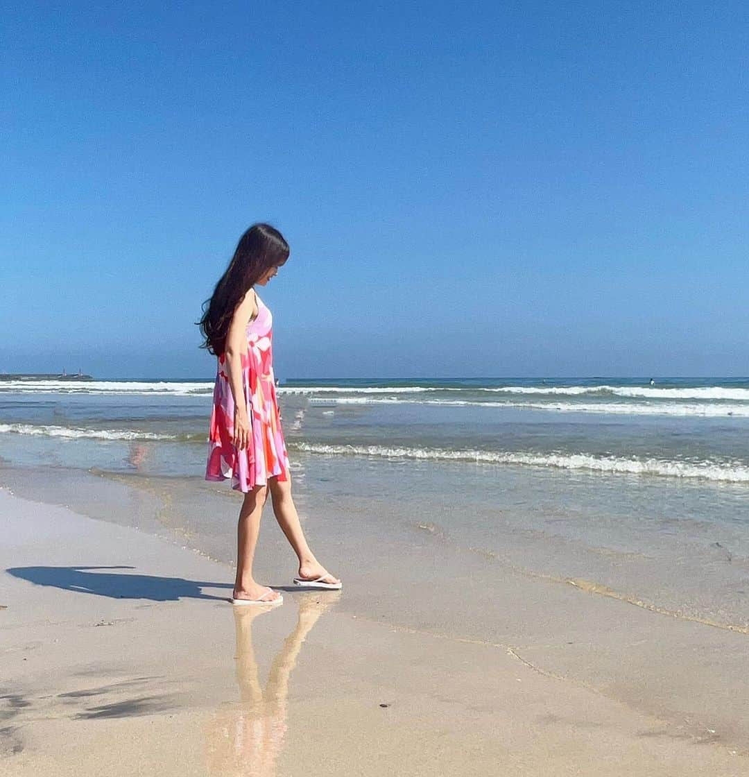 野本愛のインスタグラム：「久しぶりに御宿へ🏝️✨  やっぱり海はテンション上がる❣️❣️  アーシングして電磁波で溜まった 体内の過剰な陽電子も抜けてよかった😃😃  歳を重ねるごとに 海が好きになる✨ 日焼けするけど 体が喜ぶんだよね🌺✨  御宿にあるハワイアンカフェ Hula-Hanaさんで パンケーキ食べたり  白鳥丸さんで海鮮丼たべたり 満喫ー🥰✨✨  東京リベンジャーズの ロケ地も撮影😆😆  海のあるところって 時間の流れがゆっくりだったり 魚介類も新鮮だし 大好き🥰🏝️🌺✨✨  #御宿 #御宿海岸 #御宿グルメ #月の砂漠 #ビーチ #海大好き #アーシング #日帰りドライブ #アーシング #休日の過ごし方 #東京リベンジャーズ #ロケ地 #ロケ地巡り #onjyuku #misterzimi」