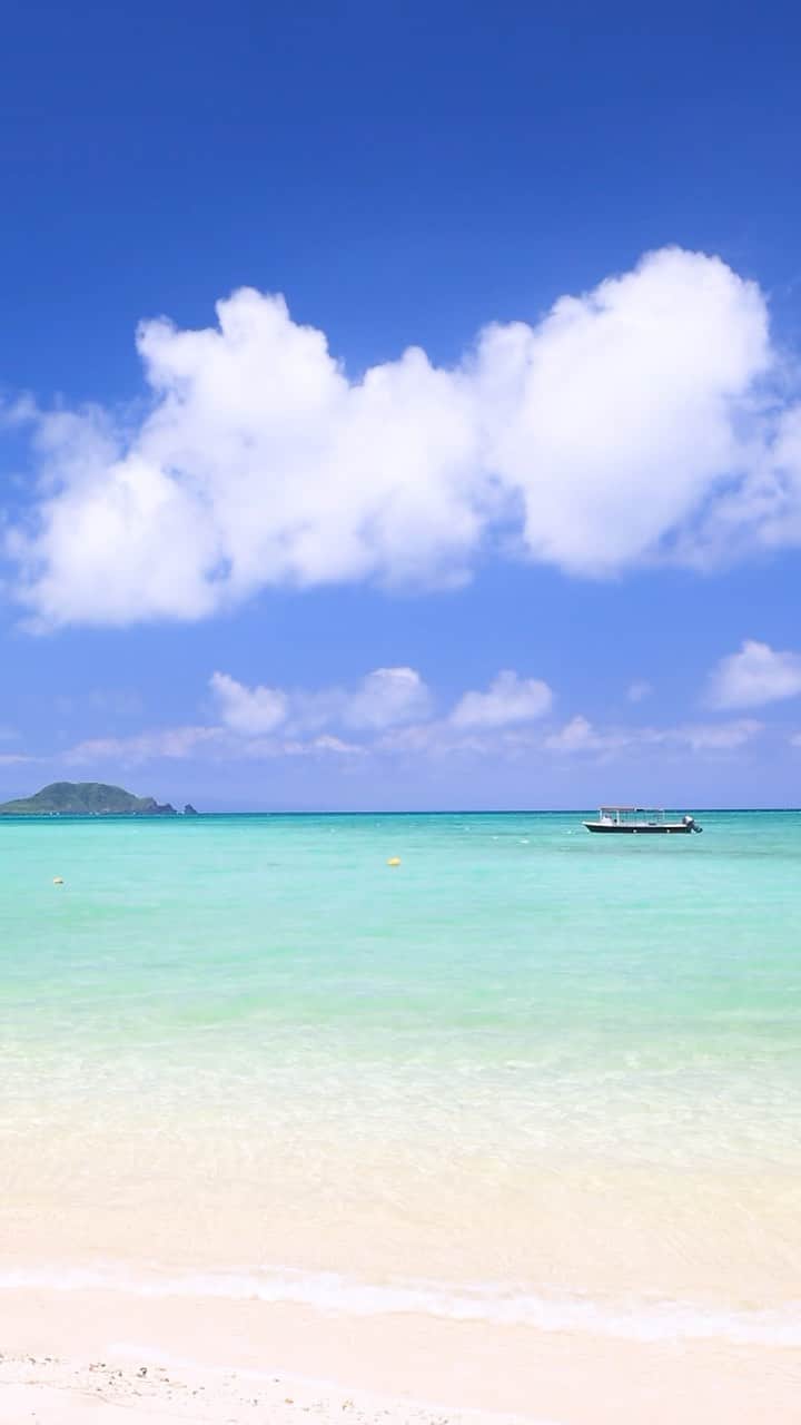 のインスタグラム：「小浜島・はいむるぶしから癒しの風景をお届けします。 離島のビーチに打ち寄せる小波… 心地よい波音と海風が都会の生活で疲れた心と体を癒してくれます。 ここにしかない、自然からの恵みに感謝します。 #沖縄 #八重山諸島 #離島 #砂浜  #波 #景色 #風景 #癒し #石垣島 #小浜島 #ビーチ #リゾート #ホテル #はいむるぶし  #japan #okinawa #island #beautiful #sea #beach #scenery #waves #travel #resort #hotel #haimurubushi」