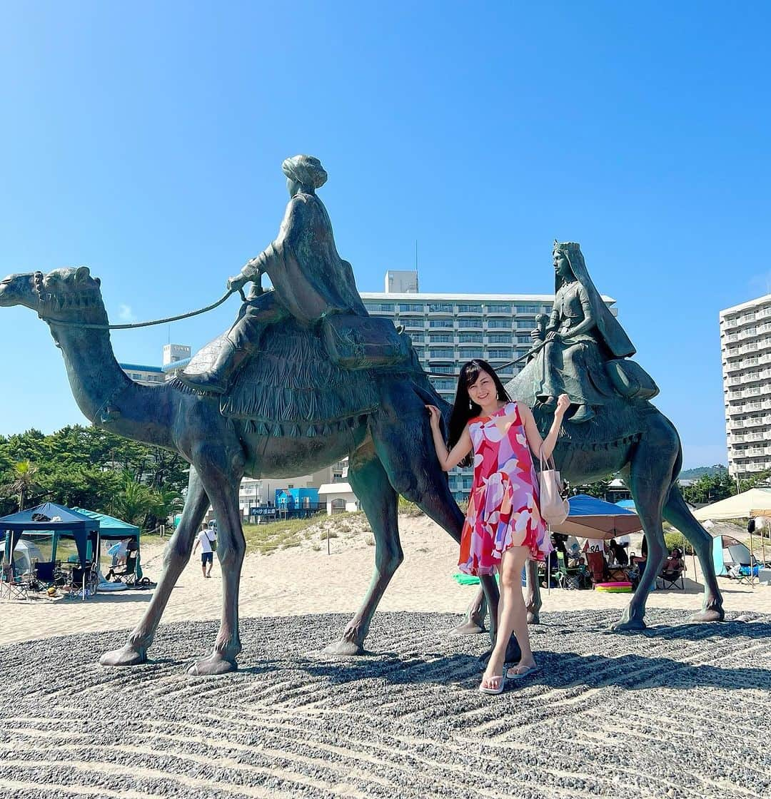 野本愛さんのインスタグラム写真 - (野本愛Instagram)「久しぶりに御宿へ🏝️✨  やっぱり海はテンション上がる❣️❣️  アーシングして電磁波で溜まった 体内の過剰な陽電子も抜けてよかった😃😃  歳を重ねるごとに 海が好きになる✨ 日焼けするけど 体が喜ぶんだよね🌺✨  御宿にあるハワイアンカフェ Hula-Hanaさんで パンケーキ食べたり  白鳥丸さんで海鮮丼たべたり 満喫ー🥰✨✨  東京リベンジャーズの ロケ地も撮影😆😆  海のあるところって 時間の流れがゆっくりだったり 魚介類も新鮮だし 大好き🥰🏝️🌺✨✨  #御宿 #御宿海岸 #御宿グルメ #月の砂漠 #ビーチ #海大好き #アーシング #日帰りドライブ #アーシング #休日の過ごし方 #東京リベンジャーズ #ロケ地 #ロケ地巡り #onjyuku #misterzimi」8月19日 18時57分 - himemode