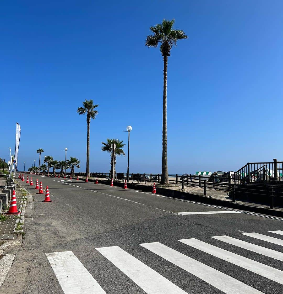 野本愛さんのインスタグラム写真 - (野本愛Instagram)「久しぶりに御宿へ🏝️✨  やっぱり海はテンション上がる❣️❣️  アーシングして電磁波で溜まった 体内の過剰な陽電子も抜けてよかった😃😃  歳を重ねるごとに 海が好きになる✨ 日焼けするけど 体が喜ぶんだよね🌺✨  御宿にあるハワイアンカフェ Hula-Hanaさんで パンケーキ食べたり  白鳥丸さんで海鮮丼たべたり 満喫ー🥰✨✨  東京リベンジャーズの ロケ地も撮影😆😆  海のあるところって 時間の流れがゆっくりだったり 魚介類も新鮮だし 大好き🥰🏝️🌺✨✨  #御宿 #御宿海岸 #御宿グルメ #月の砂漠 #ビーチ #海大好き #アーシング #日帰りドライブ #アーシング #休日の過ごし方 #東京リベンジャーズ #ロケ地 #ロケ地巡り #onjyuku #misterzimi」8月19日 18時57分 - himemode