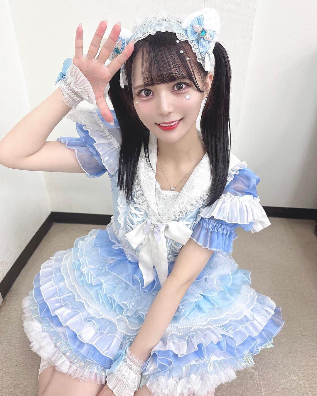 のインスタグラム：「水色夏衣装🩵🩵  あと着る回数が少しなの ちょっぴり寂しい〜🪼 けど新衣装着るのも楽しみ💭  水色衣装でのライブも 見納めしに遊びに来てね？  #エウレカ#アイドル#衣装#ツインテール#アイドル衣装#猫耳#コスプレ#idol#太もも#ツインテール女子#ヘッドドレス#水色#自撮り界隈#自撮り」