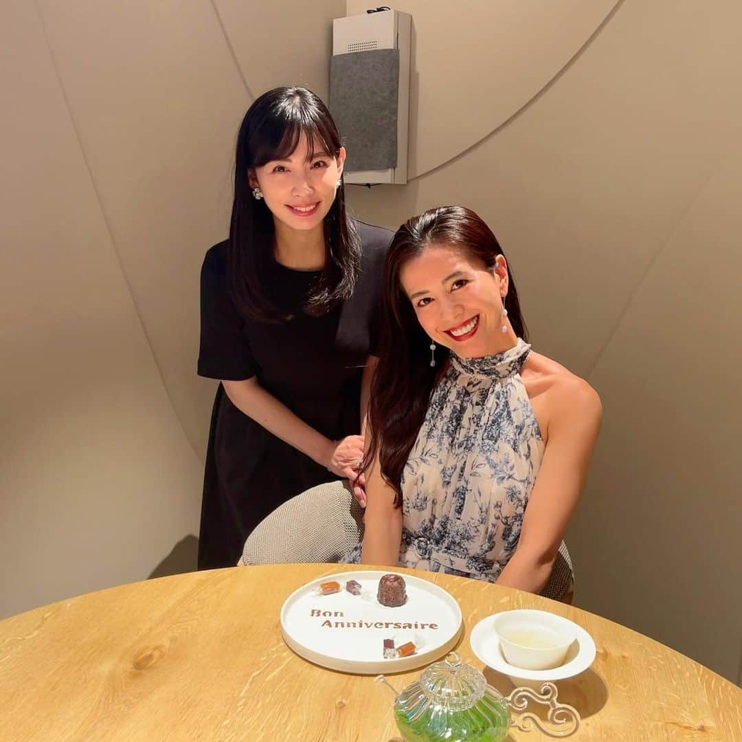 上野仁美さんのインスタグラム写真 - (上野仁美Instagram)「. ⁡ ⁡ 時差投稿🙇‍♀️ ⁡  @mariya_kuroda お誕生日お祝い🎂 今年もおめでとう🎊 🩷 ⁡ こんなにも美しく、こんなにも美しいのに飾らず一緒に過ごせる。 投稿写真見ていても思うんだけど、顔立ちの美しさよ...本当に羨ましい🙃なのにとってもフランクでね。居心地の良さ。 お誕生日お祝いなので、普段は言わないのだけれど思ってることを少しだけ🤏😚  私の顔の薄さよ...普通にいつも通りのメイクしてるんだけどな😂 ⁡  初めて伺った @restaurantnemo_tokyo  リピートしたいお店に仲間入り。 お魚好きな人には特におすすめのフレンチです🐟 繊細で優しくて美しいです。 ⁡ ⁡ 📍NeMo  東京都港区南青山6-15-4 B1F ⁡ 営業時間 12:00～15:00／18:00～23:00  ⁡定休日 月曜日（祝日の場合は営業し、翌火曜日代休） ⁡ ⁡ #誕生日おめでとう #表参道フレンチ #nemo」8月19日 18時59分 - hitomi0502_u