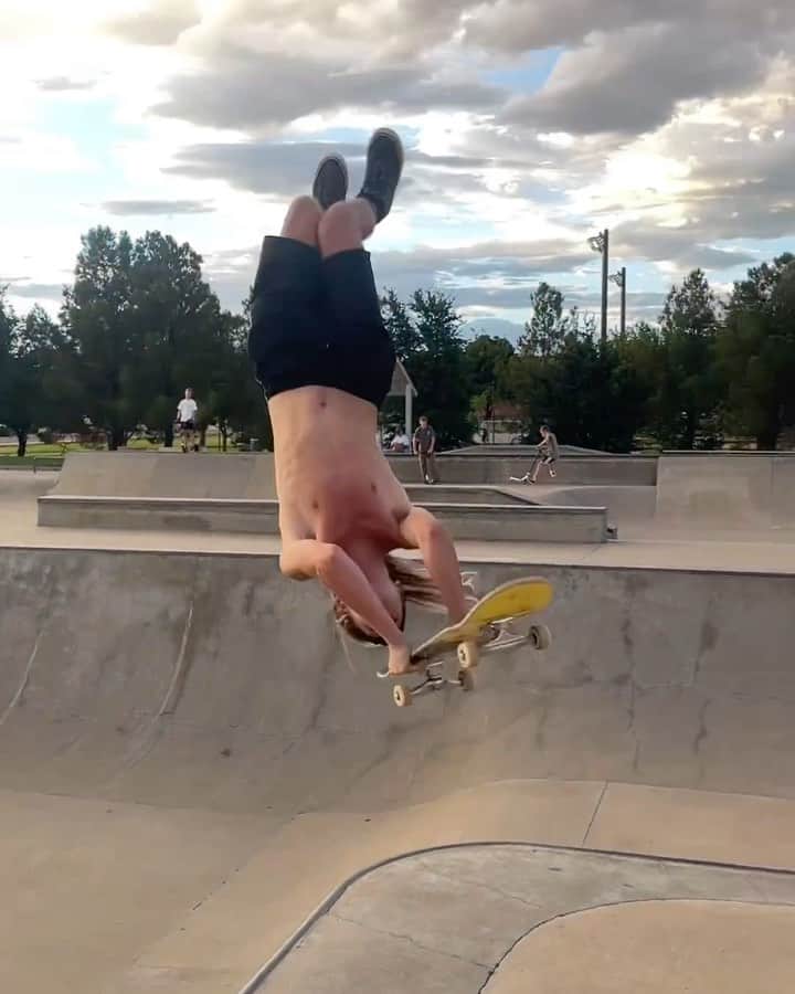 トニー・ホークのインスタグラム：「Weekend warriors: @_ryan.bean_ with a front flip varial bigger spin (?) and @ebonturnerfeet bigflippin’ barefoot and fancy free 🎥: @brendanbikes /」