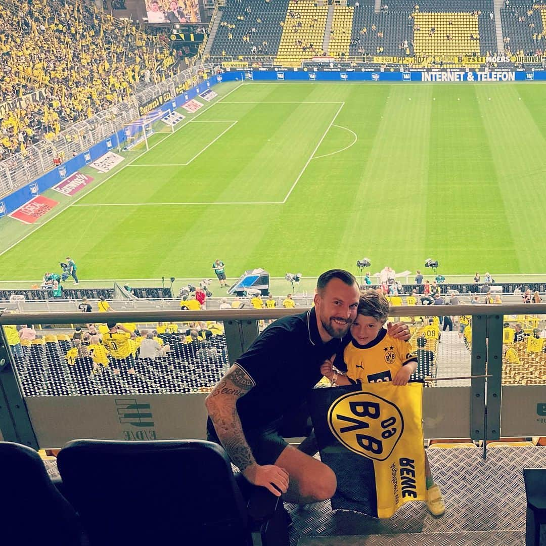 ケヴィン・グロスクロイツのインスタグラム：「Wie der Vater so der Sohn 🖤💛  Dortmund und Köln - Eine Bande 🤝💯#champion #isso」