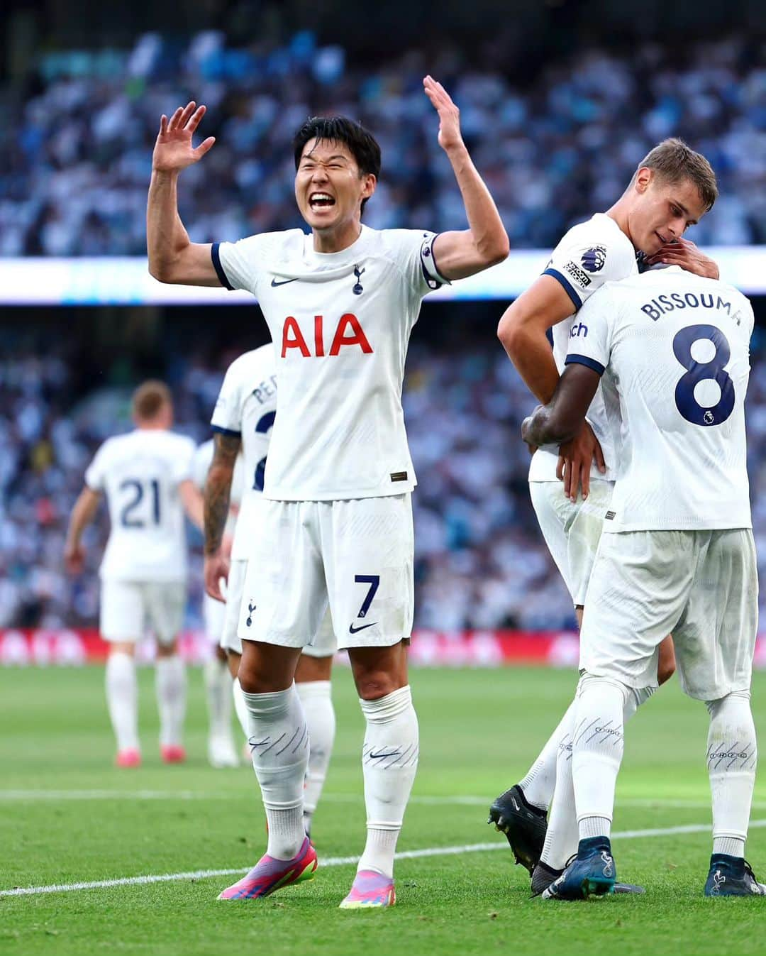 ソン・フンミンさんのインスタグラム写真 - (ソン・フンミンInstagram)「Yessss what a great team result and incredible atmosphere today!! 🤍🤍 #COYS」8月20日 4時36分 - hm_son7