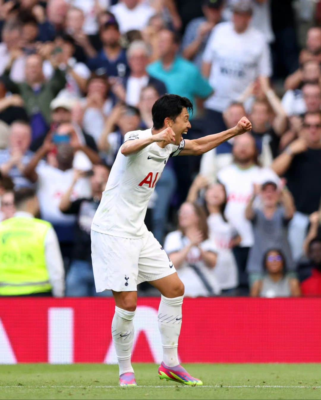 ソン・フンミンさんのインスタグラム写真 - (ソン・フンミンInstagram)「Yessss what a great team result and incredible atmosphere today!! 🤍🤍 #COYS」8月20日 4時36分 - hm_son7