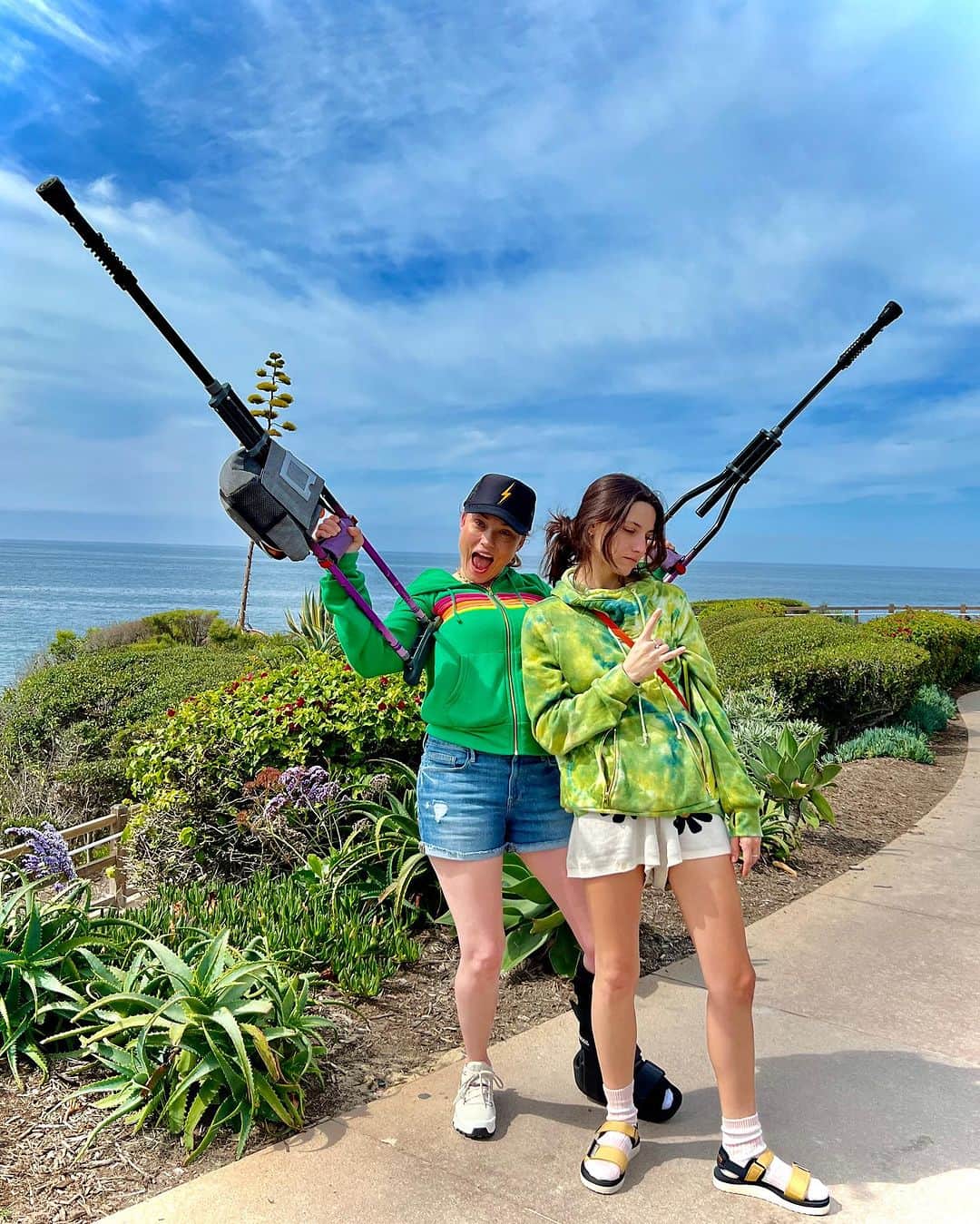 クレア・グラントのインスタグラム：「Ride or die. Broke foot or flying high. You’ve always got my back. And I’ll always have yours. Happy birthday, little sister. I love you so big, @thebayleebarton.」