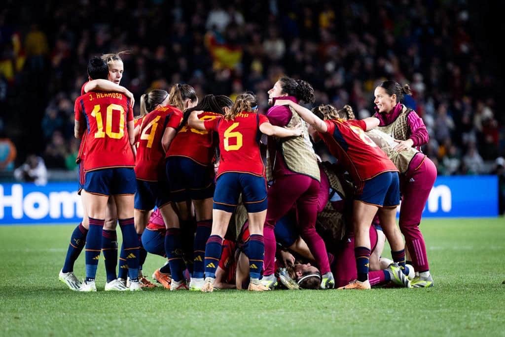 ダビド・ビジャのインスタグラム：「Mucha suerte para mañana @sefutbolfem. Seguid haciendo historia!! 🇪🇸💪🏼  #vamosaganar #vamosEspaña」