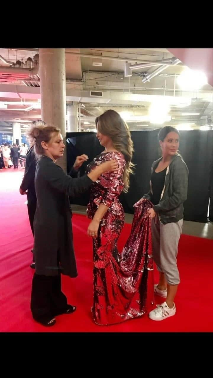 ジェシカ・ブラウンスタインのインスタグラム：「As a stylist, I don’t think anyone has ever dressed less stylish than me while I work. Oscar red carpet in jeans… winning moment」