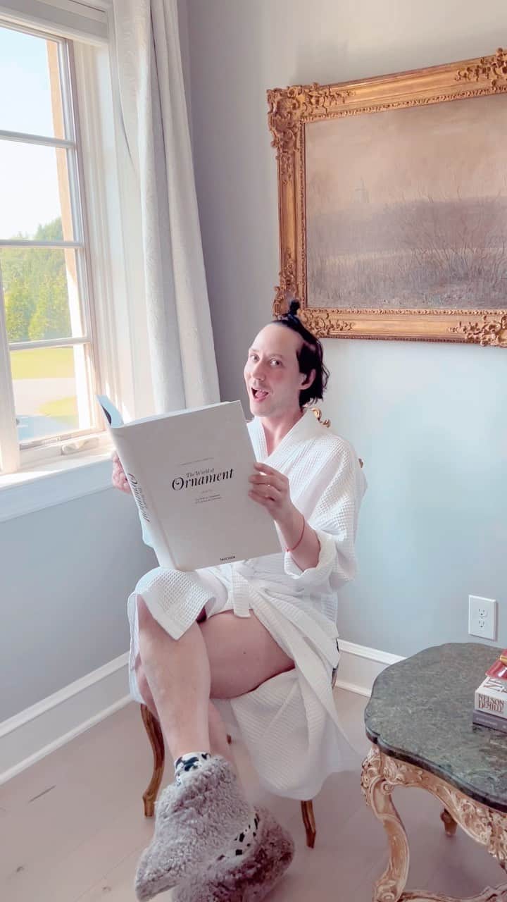 ジョニー・ウィアーのインスタグラム：「19.8.2023 So there I was, living the bewitching hour when you have to start choosing an ensemble for Silly Dinner Saturday, minding my own business… 🎼Queen of Kings @alessandram02   #fashion #saturday #handbag #dinner #fun   Featuring @kwanpen1938 @kwanpen_ginza @kwanpen_osaka @payalkhandwala @isseymiyakeofficial @bagtazo @hermes」