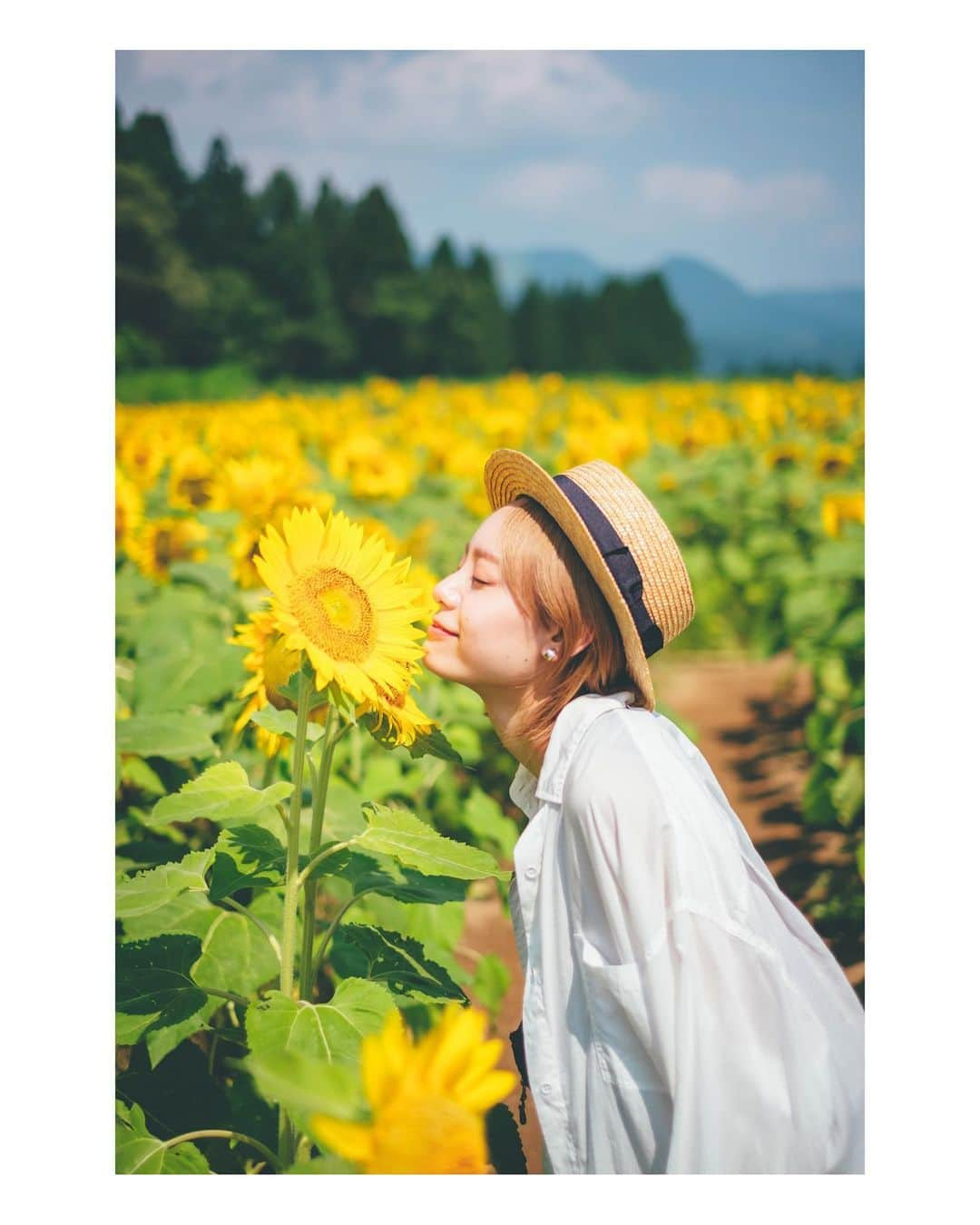 Yuma Takatsukiさんのインスタグラム写真 - (Yuma TakatsukiInstagram)「. . . 🌻🌻🌻 . . . . . . 昨日は初めてのストリートスナップ企画でしたが いろんな方々のサポートのおかげで とてもいい時間を過ごせました。 ⁡ 撮影させていただいたみなさん、 手伝ってくれた大学生のみんなも ありがとうございました！ ⁡ 撮影を一緒にしてくれた @_sho_lonpo_ もほんとに ありがとでした！ ⁡ またなにかできたらいいな〜！ ⁡ Special thanks @michiniwa_sannomiya  @shinjo_psy  . Niigata／Japan X-Pro2／XF35mmF1.4 R . #fujifilm  #fujifilm_xseries  #XF35mmF14R  #富士フイルム #xpro2 #今日もx日和  . ―――――――――――――――――――――――――― 関西を中心にフリーランスで活動しています。 Web広告、個人撮影、家族撮影、PR撮影など、 8月以降の撮影依頼募集中です。 ⁡ ⁡Yuma Takatsukiオリジナルプリセットも販売中です。 ⁡プロフィールのポートフォリオサイトからご覧下さい。  またフォトサークルITTOKOという活動をしています。 ⁡ハイライトに色んなイベントをまとめています。 ――――――――――――――――――――――――――」8月20日 8時00分 - yu_umaa06