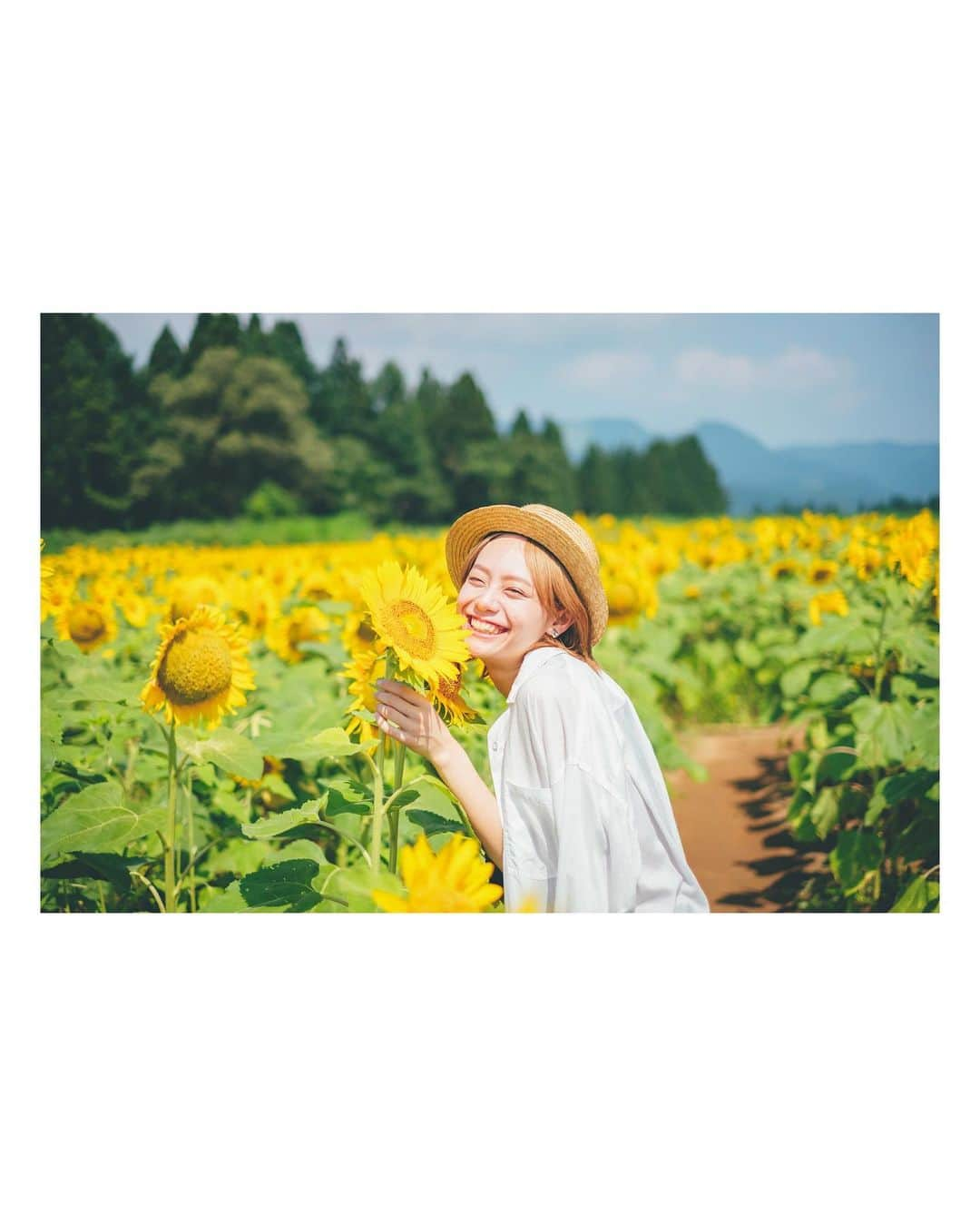 Yuma Takatsukiさんのインスタグラム写真 - (Yuma TakatsukiInstagram)「. . . 🌻🌻🌻 . . . . . . 昨日は初めてのストリートスナップ企画でしたが いろんな方々のサポートのおかげで とてもいい時間を過ごせました。 ⁡ 撮影させていただいたみなさん、 手伝ってくれた大学生のみんなも ありがとうございました！ ⁡ 撮影を一緒にしてくれた @_sho_lonpo_ もほんとに ありがとでした！ ⁡ またなにかできたらいいな〜！ ⁡ Special thanks @michiniwa_sannomiya  @shinjo_psy  . Niigata／Japan X-Pro2／XF35mmF1.4 R . #fujifilm  #fujifilm_xseries  #XF35mmF14R  #富士フイルム #xpro2 #今日もx日和  . ―――――――――――――――――――――――――― 関西を中心にフリーランスで活動しています。 Web広告、個人撮影、家族撮影、PR撮影など、 8月以降の撮影依頼募集中です。 ⁡ ⁡Yuma Takatsukiオリジナルプリセットも販売中です。 ⁡プロフィールのポートフォリオサイトからご覧下さい。  またフォトサークルITTOKOという活動をしています。 ⁡ハイライトに色んなイベントをまとめています。 ――――――――――――――――――――――――――」8月20日 8時00分 - yu_umaa06