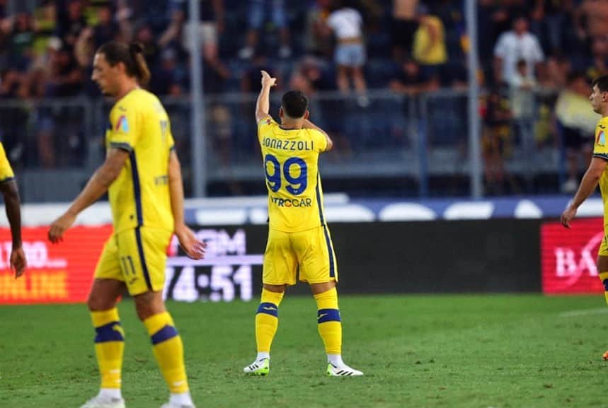 フェデリコ・ボナッツォーリのインスタグラム：「Che serata. Gol e 3 punti!  Continuiamo così, forza Verona! 💛💙🔫」