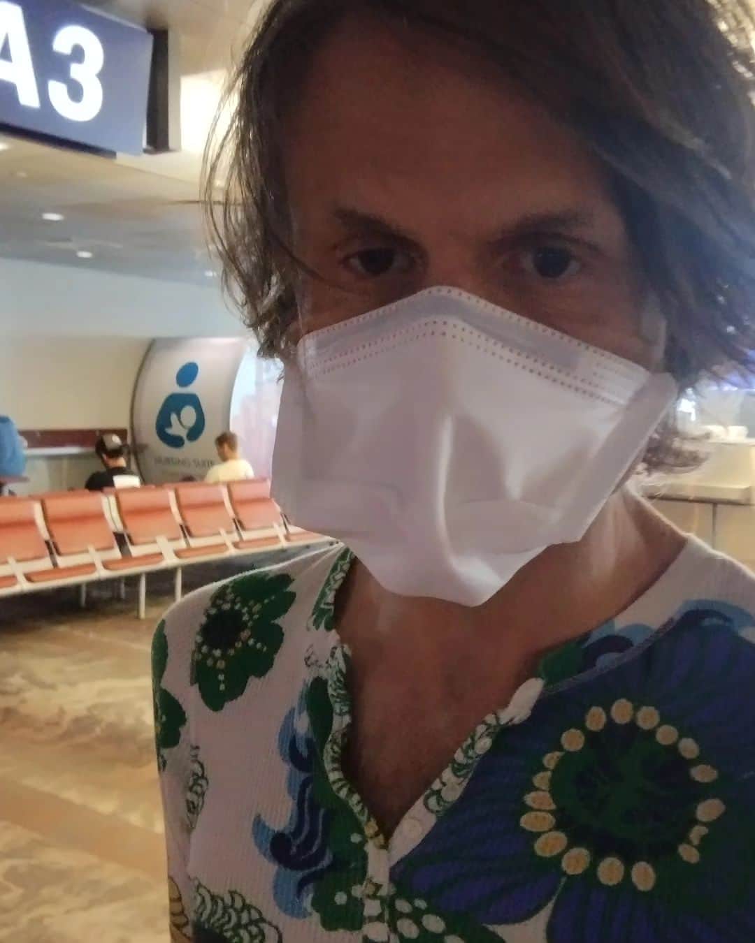 ディアフーフのインスタグラム：「Getting on the plane to cross Atlantic Please join us on UK tour that we are about to play See deerhoof.website for dates」