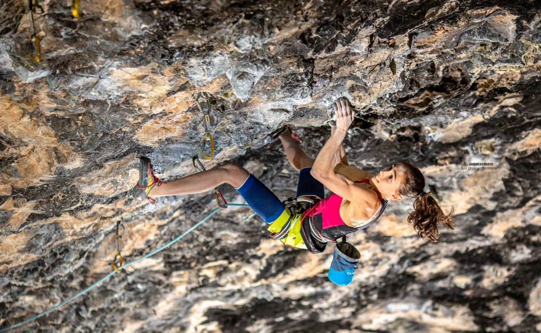 ローラ・ロゴラのインスタグラム：「Happy global climbing day!  📷 @andrevdonato  . . #climbing_pictures_of_instagram #picoftheday #loveclimbing #climbforlife #escalade #escalada #grimper #klettern #montura #wildclimb  #italy #rome #bomber #instagood #instalike  #instagram  @montura_official @wildclimb @fiammeoromoena @dao_sport @visittrentino @team_edelrid @monkey.hands」
