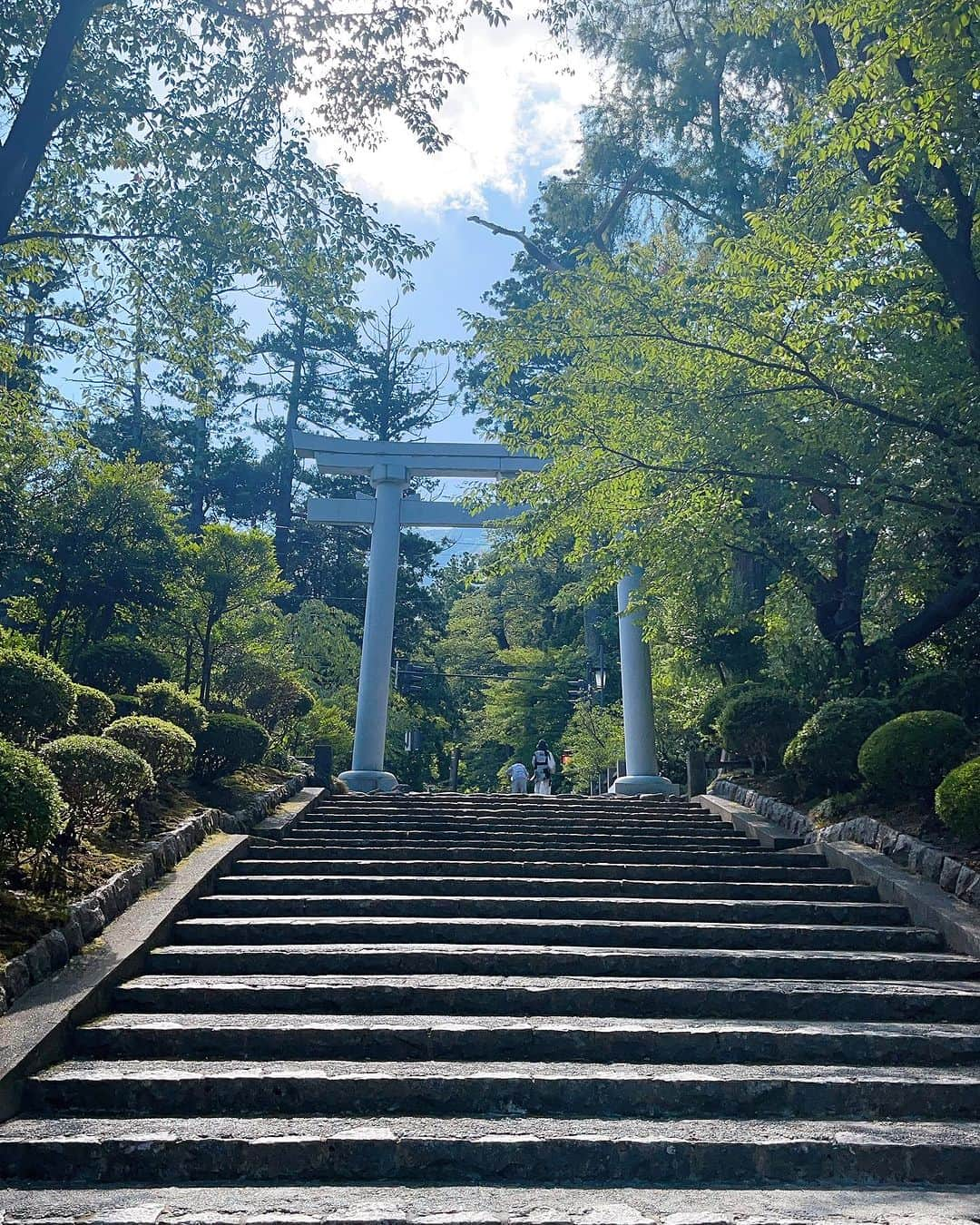 石田燿子のインスタグラム：「今日も暑すぎたー🔥 パワーもらってきました👏👏 #弥彦神社 #パワースポット」