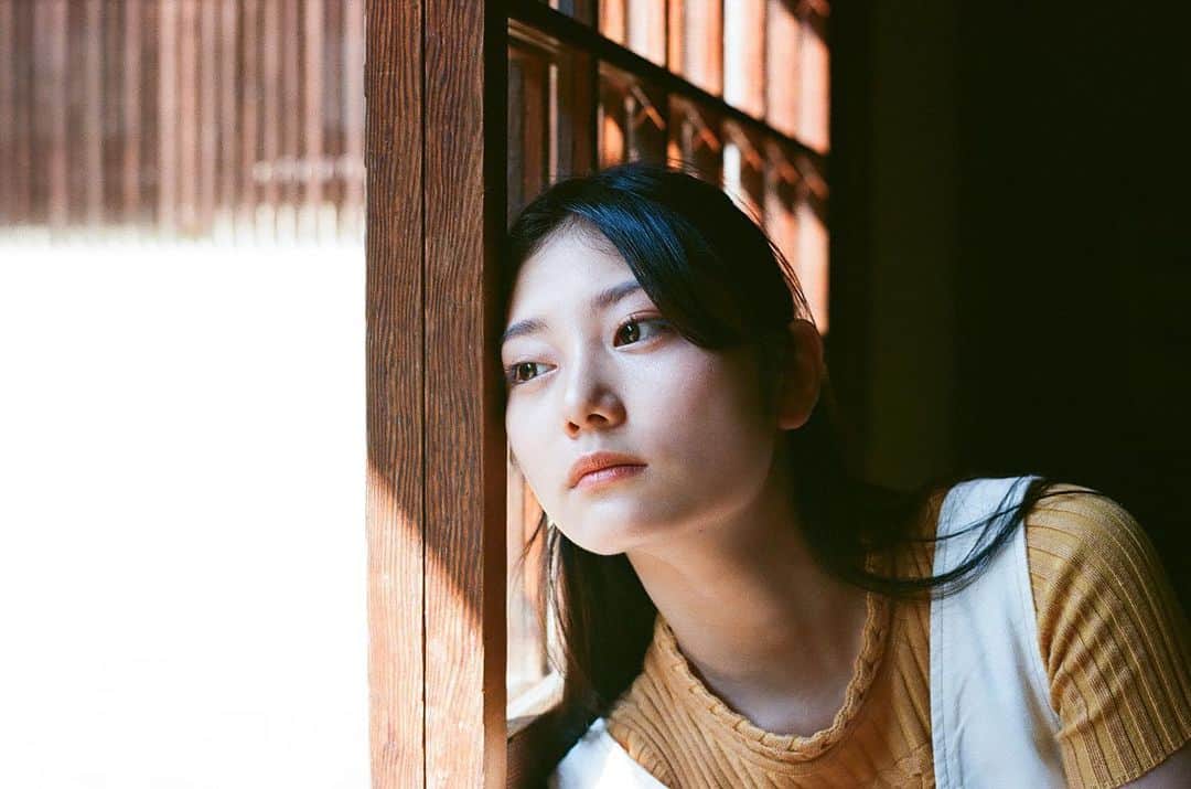 中心愛さんのインスタグラム写真 - (中心愛Instagram)「モノフケシリーズ  2枚目あほ面  #縁側 #yellow #ジャンパースカート #ハーフアップ  #ポートレート #film」8月19日 20時54分 - corocoro0317