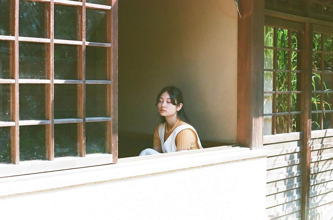 中心愛さんのインスタグラム写真 - (中心愛Instagram)「モノフケシリーズ  2枚目あほ面  #縁側 #yellow #ジャンパースカート #ハーフアップ  #ポートレート #film」8月19日 20時54分 - corocoro0317