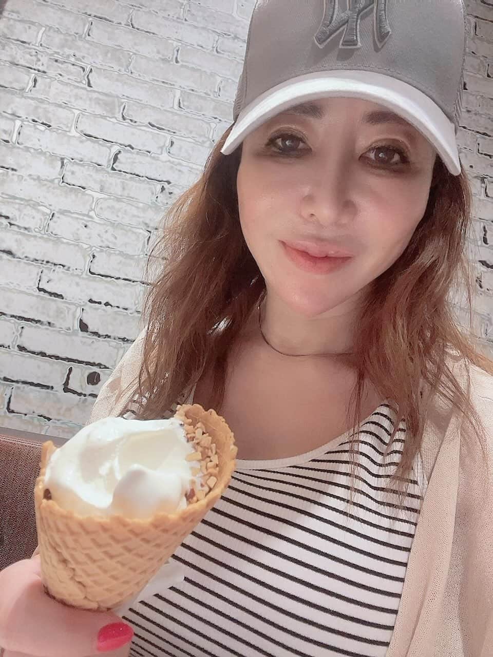 沢田麗奈のインスタグラム：「ー 夏バテ注意⚠️  #ソフトクリーム大好き」