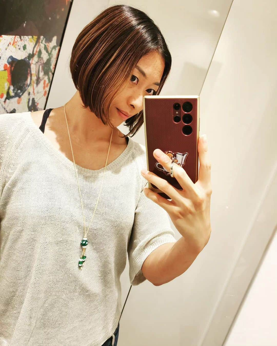 鈴木聡美のインスタグラム：「整えてもらいました💇‍♀️✨⁡ ⁡髪色はナチュラルブリーチ(ただの塩素落ち🤣www)⁡ ⁡前下りのショートボブ⁡ ⁡ 2枚目はシャンプー待ちの⁡時⁡⁡😂 ⁡カットとトリートメントしてもらっただけなのに⁡ ⁡こんなに色味の雰囲気変わるんか…🙏✨」