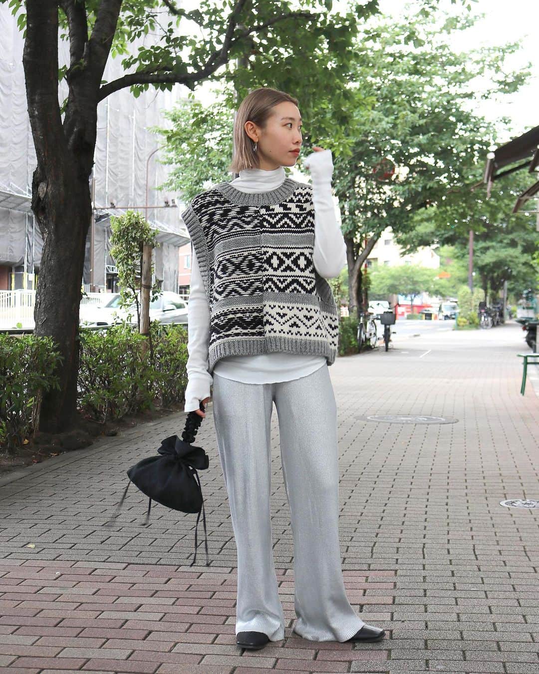 Ungrid staff snapのインスタグラム：「本部スタッフが選ぶ！ AWスタイリング公開〜🫣🍂💫❤️‍🔥  @____misa____ 155cm #ジャカードニットベスト グレー/モカ ¥12,100(tax in)  #箔プリントニットパンツ シルバー/ゴールド ¥14,300(tax in)  @yuka1007n 170cm #ミドル丈デニムコート ブルー ¥20,900(tax in)  #ウエストデザインクラッシュデニム ブルー ¥23,100(tax in)  @ayu_kanda_ 155cm #オフショルショートニット ライトグレー/チャコールグレー/オレンジ ¥7,700(tan in)  #フェザーヤーンニットスカート ライトグレー/オレンジ/グリーン ¥13,200(tax in)  @niiiimomo 152cm #シャギージャカードニット ブルー/ブラウン ¥13,200(tax in)  #リップストップミリタリーボリュームパンツ オフホワイト/ピンク/カーキ ¥14,300(tax in)  @satomi_shimazu_ 161cm #オフショルショートニット ライトグレー/チャコールグレー/オレンジ ¥7,700(tan in)  #ワイドロールアップルーズデニム ブルー/インディゴ ¥19,800(tax in)  @ran_tachibana_ 155cm #ビジューデザインデニムビスチェ ブルー ¥13,200(tax in)  #ビジューデザインルーズデニム ブルー ¥22,000(tax in)  @___masuuu.27 156cm #オフショルショートニット ライトグレー/チャコールグレー/オレンジ ¥7,700(tan in)  #ウエストデザインクラッシュデニム ブルー ¥23,100(tax in)  @bakanako 157cm #リバースデザインロゴスウェット ライトグレー/オレンジ/ブルー ¥9,900(tax in)  #リップストップミリタリーボリュームパンツ オフホワイト/ピンク/カーキ ¥14,300(tax in)  @nina___730 163cm #フェザーヤーンニットカーデ ライトグレー/オレンジ/グリーン ¥14,300(tax in)  #フェザーヤーンニットスカート ライトグレー/オレンジ/グリーン ¥13,200(tax in)   @_mizuki_1201_ #オフショルショートニット ライトグレー/チャコールグレー/オレンジ ¥7,700(tan in)  #ワイドロールアップルーズデニム ブルー/インディゴ ¥19,800(tax in)  ーーーーーーーーーーーーーーーーーーーーーーーーーーーー ☑︎商品詳細は製品タグ or TOPページURLよりチェック   » @Ungrid_staffsnap  #Ungrid #ungrid_official #ungridコーデ #ungriddenim #アングリッド」