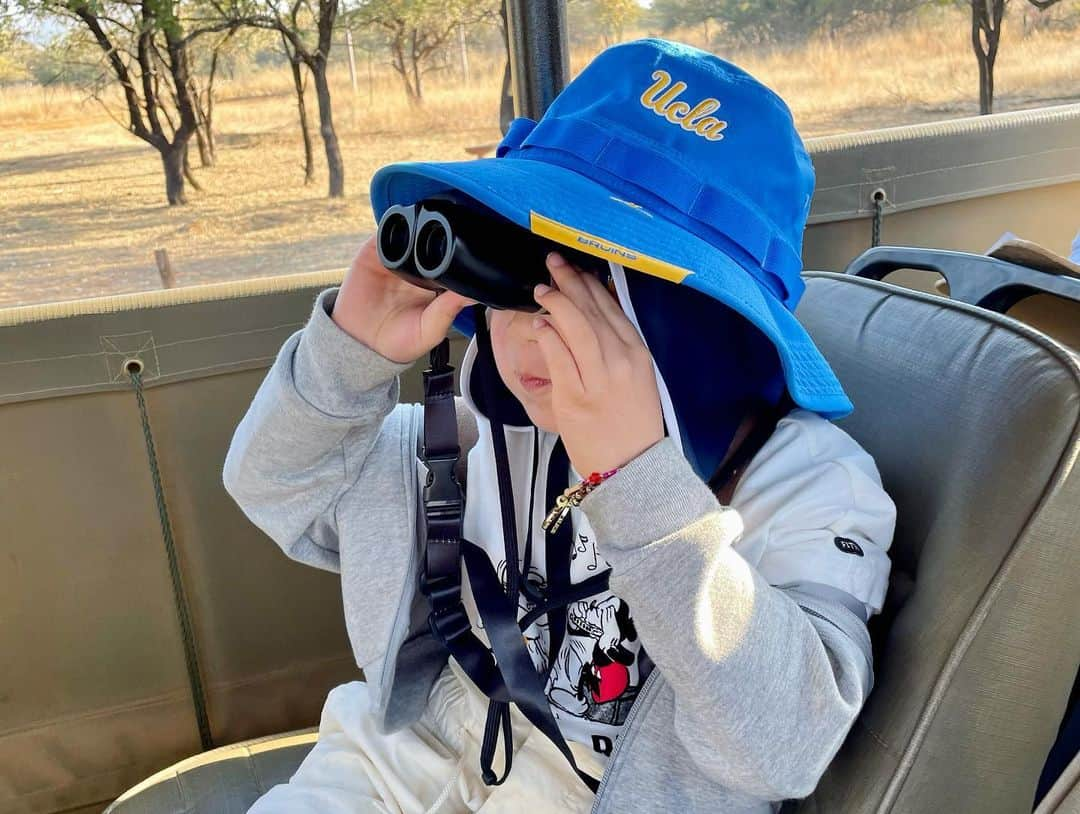 石塚錬さんのインスタグラム写真 - (石塚錬Instagram)「WORLD TOUR DAY15 〜南アフリカ🇯🇴編〜 👦💬「今日のサファリでは象の大群に出会えました🐘🐘🐘🐘❣️水浴びも見れて大満足🤩ライオンがキリンを食べている場面にも遭遇しました🦁🦒これが自然なのか、とよくわからないけど大切なことを学んだ気がします😶📖 動物を沢山みたら、妹のてんちゃんに会いたくなってお土産のリュックを買いました👶(ボクもサファリTシャツ買ったから次の国で着よっと👕😁)」 . （👨パパ通信📨） (投稿少し遅くなりごめんなさい🙏)南ア共和国は冬なので、朝は1桁の気温です🥶そんな中、レンは懸命に双眼鏡で動物たちの生体を真剣に観察していました🔭 何か感じとってくれていたら親として嬉しいです☺️さて明日は5カ国目です✈️❗️ . 👦💬 「On today's safari, I met a big herd of elephants 🐘🐘🐘🐘❣️and was very happy to see them bathing 🤩. I also saw a lion eating a giraffe🦁🦒. I think I learned something important, even though I don't understand it, that this is nature😶📖. After seeing many animals, I wanted to see my sister, Tenchan. So I bought her a backpack as a souvenir👶.」 . (👨Papa News 📨) It's winter in South Africa, so the morning temperatures are in the single digits🥶, but Ren was trying his best to observe the animals seriously through his binoculars🔭. As a parent, I would be happy if he could sense something about it☺️. Well, tomorrow we go to the 5th country✈️❗️. . #男旅 #世界一周 #旅 #南アフリカ共和国  #旅行 #サファリ #世界遺産 #サバンナ #象  #お土産 #水浴び #Mantrip #aroundtheworldtrip #trip #RepublicofSouthAfrica #Safari #worldheritage #savanna #elephant #souvenir #여행 #남자여행 #การเดินทาง #ทริปผู้ชาย #Perjalanan #石塚錬 #成長日記 #ishizukaren #renishizuka #이시즈카렌」8月19日 21時03分 - ishizuka_ren