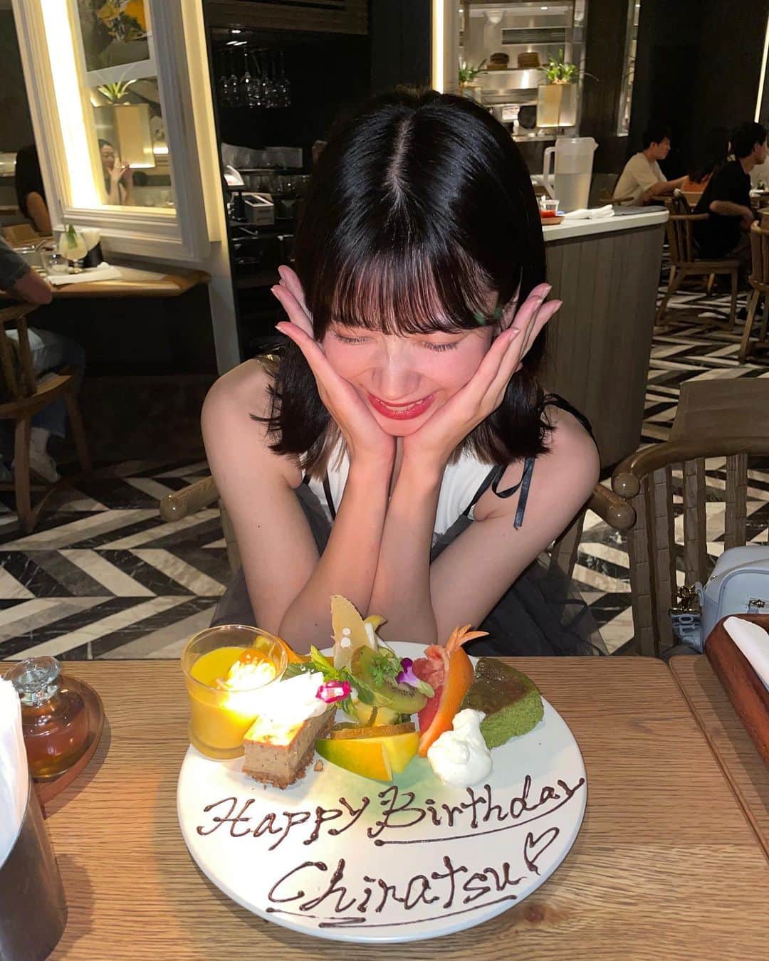 のインスタグラム：「お祝いしてもらった💕  久しぶりに会っても変わらずで嬉しい これからも仲良くしてね〜だいすき〜  またすぐ会えたらいいな〜🥺🤜  大好きなエビ沢山食べた🦐幸」