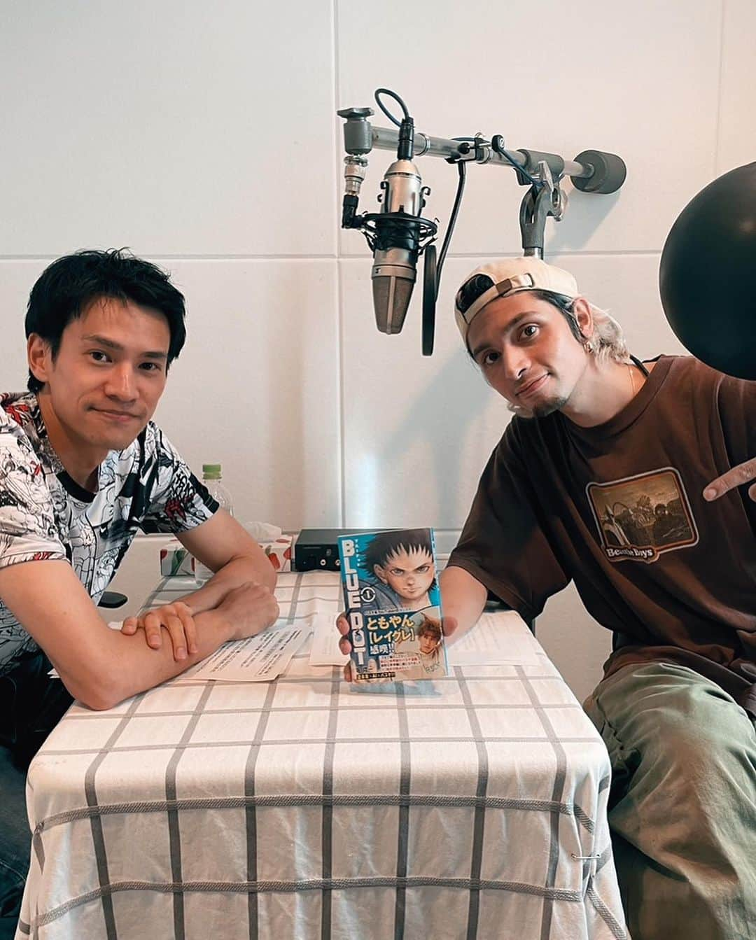 ZiNEZKAMIKAZEさんのインスタグラム写真 - (ZiNEZKAMIKAZEInstagram)「freestyle baller transforming to manga writer. thanks for this masterpiece @bluedot so proud of this freestyle culture and so curious where it will take us🙏🎇 ⁡ フリースタイルバスケットボーラーチャオズさんが、漫画家になり週間少年チャンピオンでSFバスケ漫画"BLUE DOT"を連載しています。 有難い事にスティボのメンバーの似顔絵まで描いて頂きました。ブチ上がり!(元漫画家志望としては嬉しいと漫画家になれるだなんて羨ましいのミルフィーユ)」8月19日 20時55分 - zinez_kamikaze