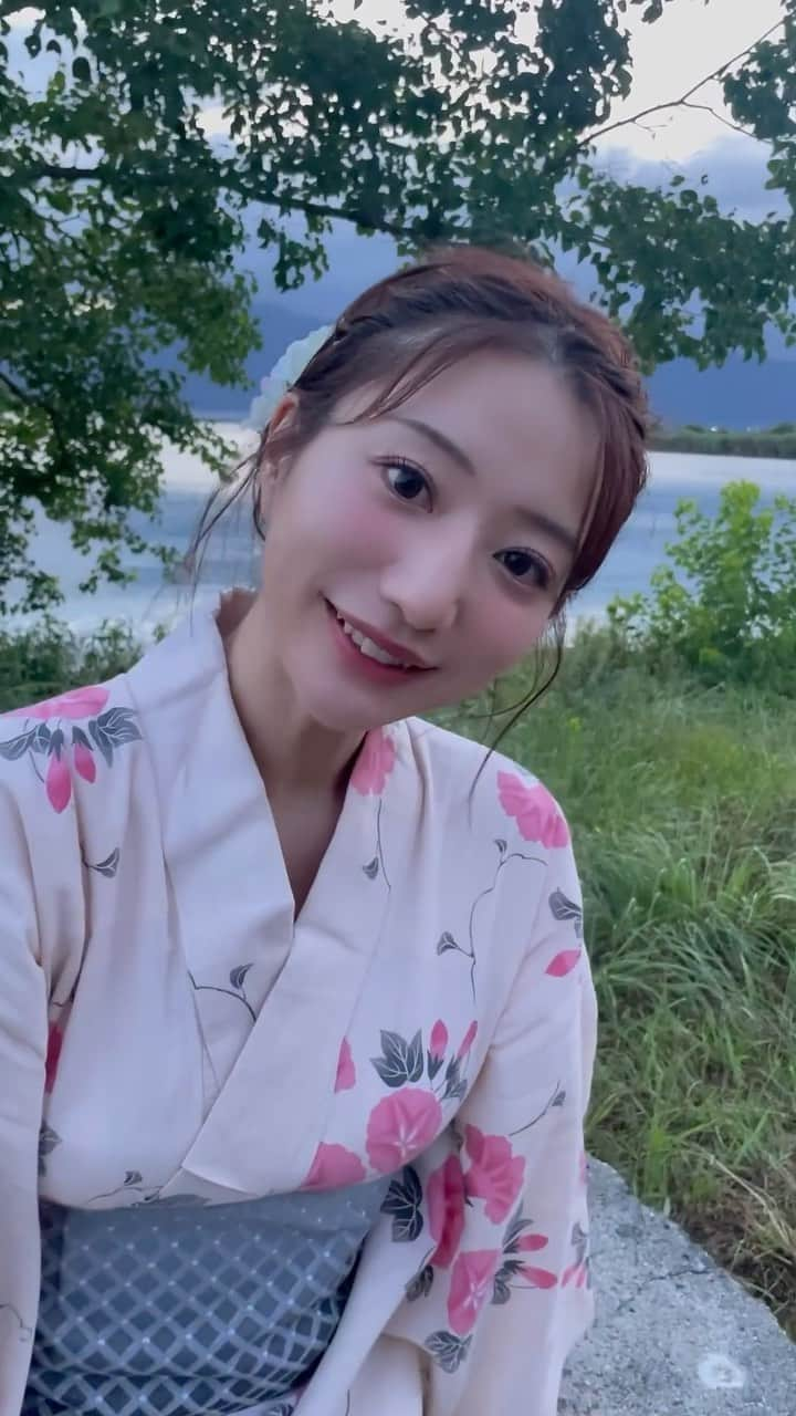 池田愛恵里のインスタグラム：「浴衣着せてもらいました🎐🌷プライベートでは着ることないから久々でしたー！ 少しだけ夏を感じました♡ ちなみにこの曲は今週ラジオで推しに推してたやつです🙃笑 . . . #夏の思い出 #浴衣 #ゆかた#浴衣ヘアアレンジ #赤い花火 #ヘアアレンジ #浴衣ヘア #浴衣コーディネート #浴衣コーデ #yukata」