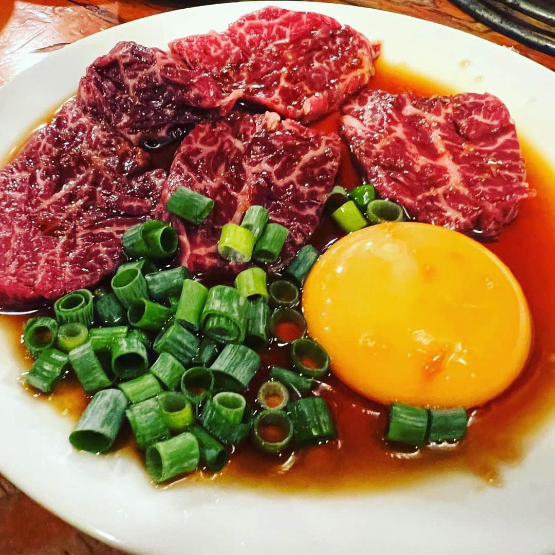 今成夢人のインスタグラム：「ハラミ刺身とんでもなく美味い。脳がキマってた🧠」