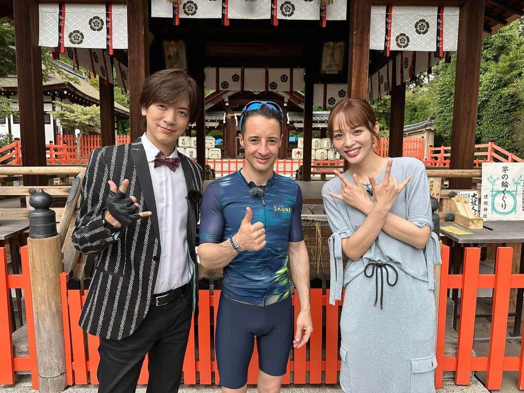 神部美咲さんのインスタグラム写真 - (神部美咲Instagram)「今夜の馬好王国は🐴  ルメール騎手の休日に密着♡  京都の神社に伝統工芸品体験や、ルメさん行きつけのお店にお邪魔したりと  オフの日の貴重なルメール騎手を たっぷりお届けします♡♡  ぜひご覧ください🐎  #札幌記念 #馬好王国 #競馬  #ルメール騎手」8月19日 20時59分 - jimbu_misaki