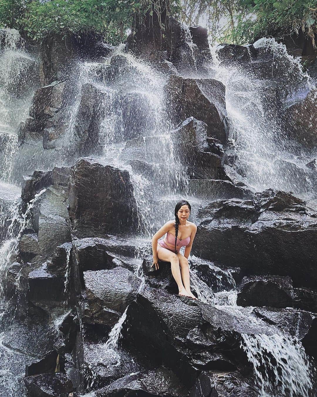 鄭茵聲さんのインスタグラム写真 - (鄭茵聲Instagram)「我沖洗的不只是身體  還有心靈上的自在與平靜  找回屬於自己自信與魅力   我來峇里島 就是準備讓這瀑布為我醍醐灌頂！ #峇里島秘境 #大瀑布 泳裝👙：@lunadelrey_swim」8月19日 21時02分 - ferrtsss