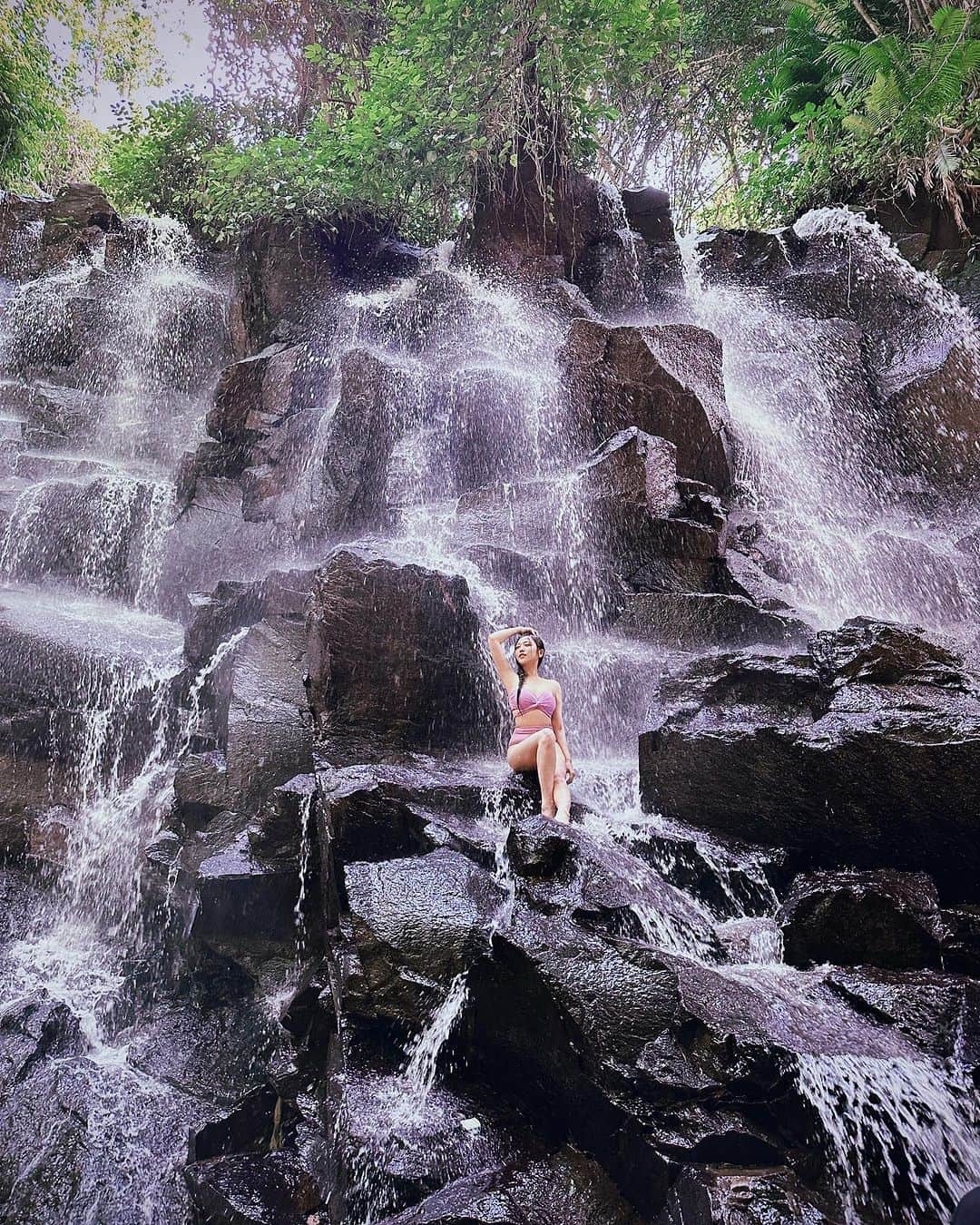 鄭茵聲さんのインスタグラム写真 - (鄭茵聲Instagram)「我沖洗的不只是身體  還有心靈上的自在與平靜  找回屬於自己自信與魅力   我來峇里島 就是準備讓這瀑布為我醍醐灌頂！ #峇里島秘境 #大瀑布 泳裝👙：@lunadelrey_swim」8月19日 21時02分 - ferrtsss