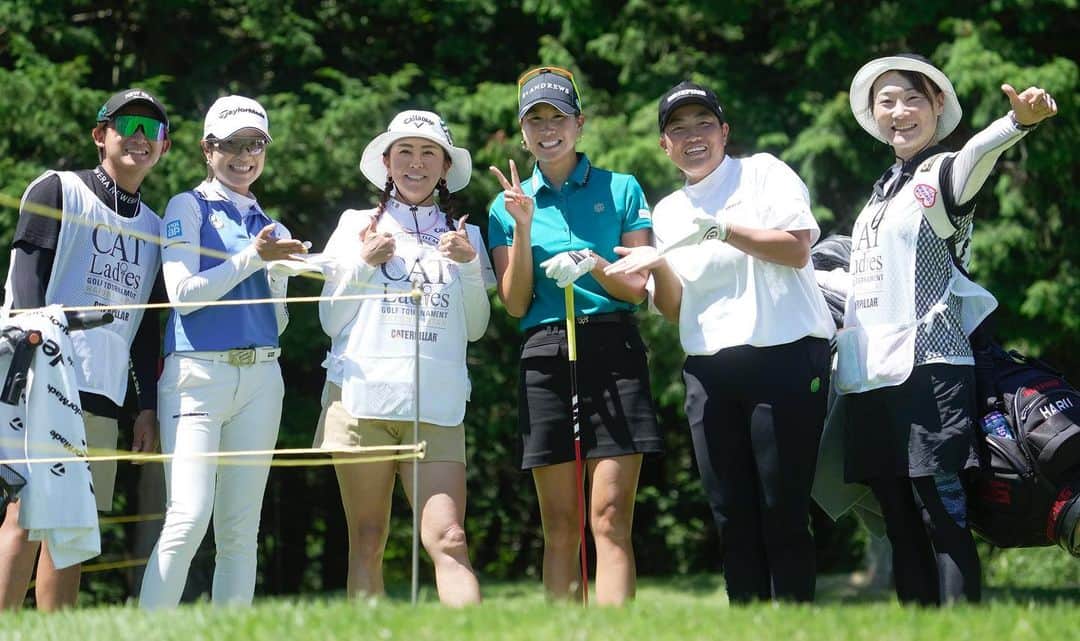 工藤遥加のインスタグラム：「CATレディース応援ありがとうございました。  予選落ちでした。 悔しいです。  今週はコースも広くドライバーをしっかり振っていけそうな雰囲気はありましたが、最近課題であるフォローが高くなる癖が再発してしまい、たまにフックボールになっているため躊躇して振ってしまいました。  反省。  アドレスの向き 振っていく方向 球のイメージが合わなければ 最下点やリズムが安定しません。  写真は 初日の組み合わせで 6人中 プロゴルファー5人笑  @aoi_ohnishi  @yushi.ito  @megumikidoofficial  @threeprecious  @harukakudo1118   すごく楽しかったです。  内容はふせておきますが、しばらく三貴さんにいじられそうです🥹汗」