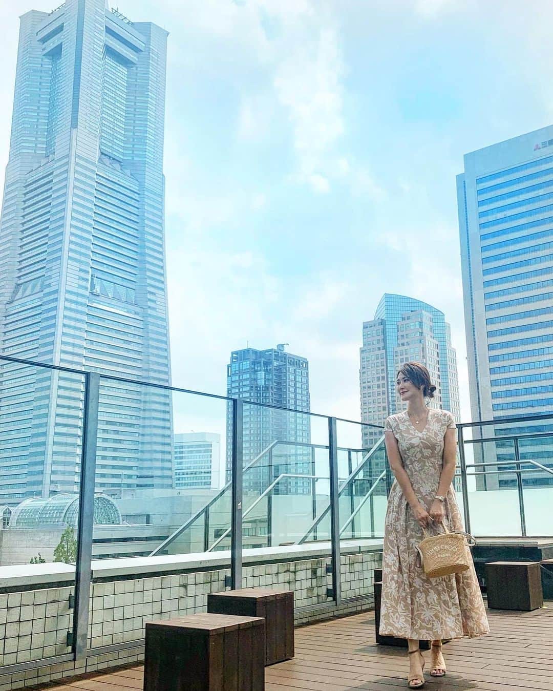 のインスタグラム：「* ランチの日のコーデ👗  dress @mariha_official  bag @jimmychoo  shoes @odetteeodile   夏っぽい花柄のワンピースは今期のものではないのですが、marihaとienaのコラボレーションワンピース。 marihaはしっかりした体型の私には 少しキツめのものが多いのですが、 「春の月のドレス」は比較的着やすいデザインです🌙  スカートに生地がたっぷり使われているので、 marihaはやっぱり可愛い😆♡  カゴバッグはJIMMY CHOO のBEACH TOTE MINI  肩紐も取り外しできて、使いやすいデザインなので お気に入りです🥰  #jimmychoo  #mariha #春の月のドレス #ランチコーデ #ootd #ジミーチュウ #JimmyChoo」