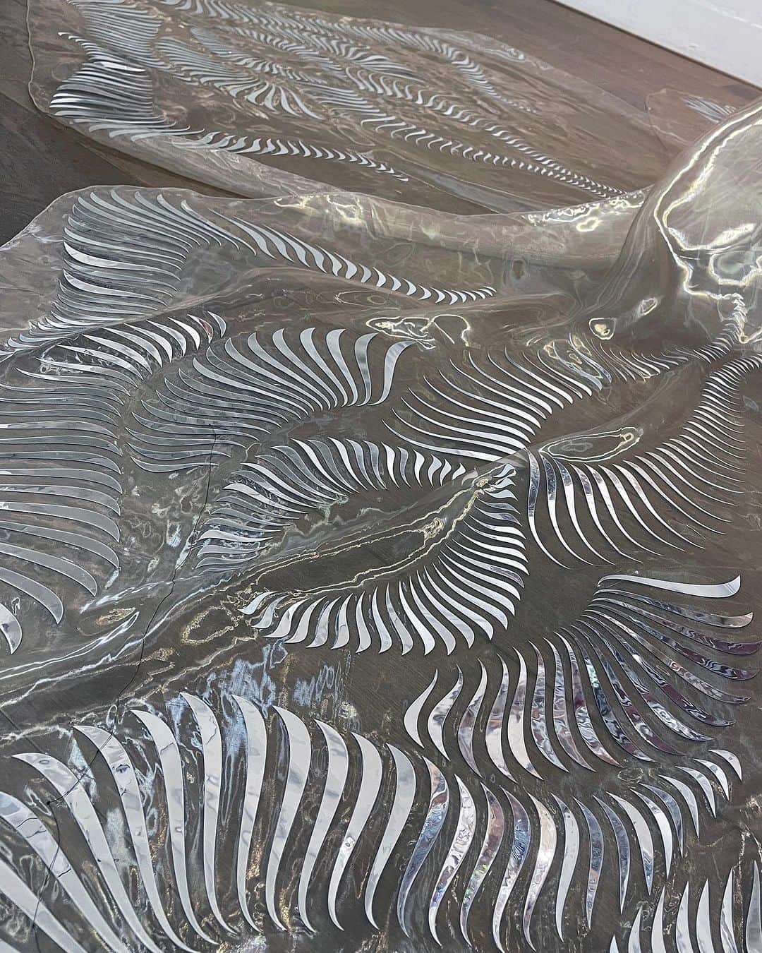 Iris Van Herpeさんのインスタグラム写真 - (Iris Van HerpeInstagram)「@Beyonce details ~  Almost a thousand falcate shapes were 3D constructed by casting silver-marbled silicone. The falcate molds were vacuum-formed first. Each falcate-shape is individually stitched onto a nude illusion tulle. Twelve people from the IVH atelier passionately created the Heliosphere gown for Beyonce that took a total of 700 hours from start to finish.  #irisvanherpen #hautecouture #beyonce #renaissanceworldtour」8月19日 21時04分 - irisvanherpen