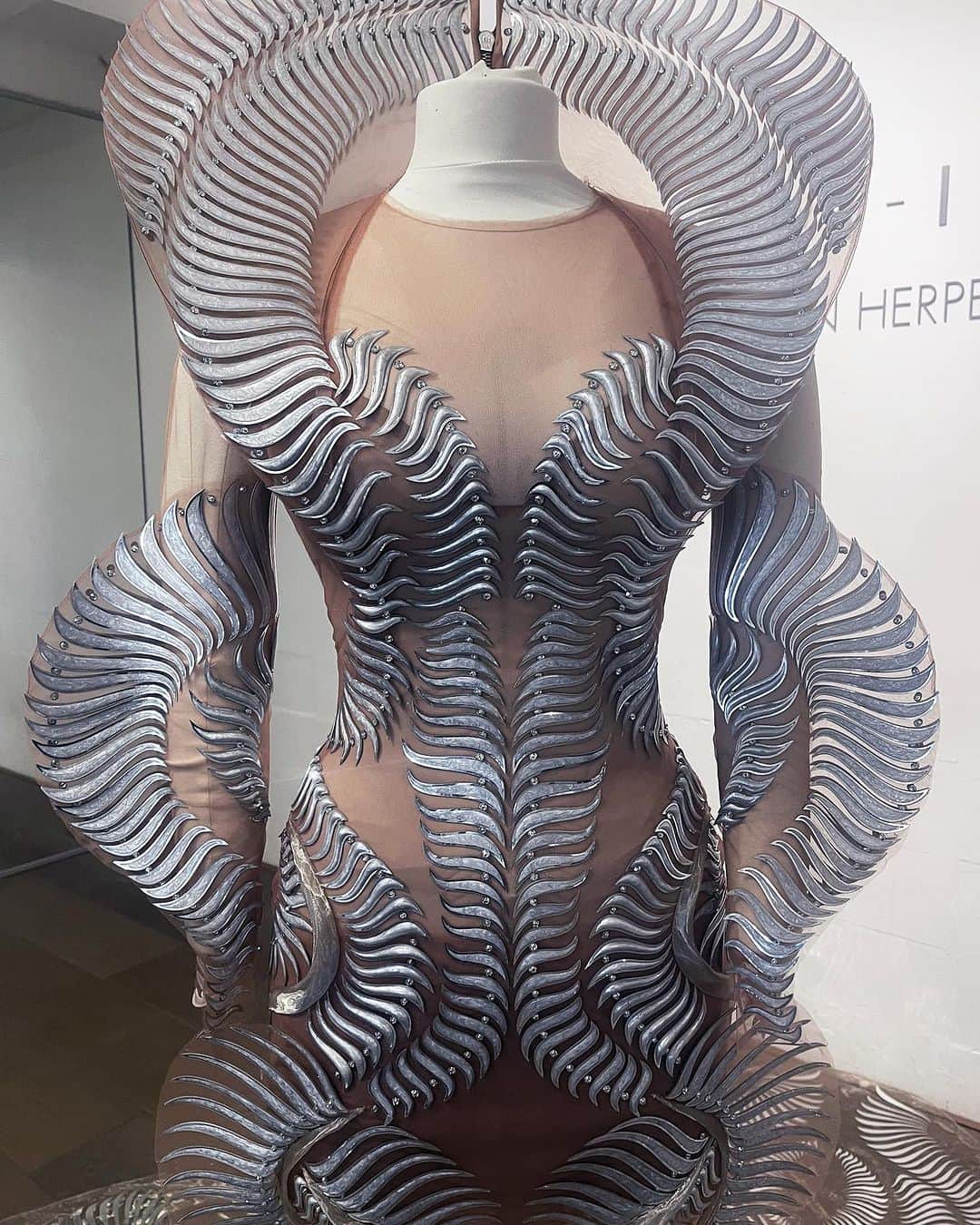 Iris Van Herpeのインスタグラム：「@Beyonce details ~  Almost a thousand falcate shapes were 3D constructed by casting silver-marbled silicone. The falcate molds were vacuum-formed first. Each falcate-shape is individually stitched onto a nude illusion tulle. Twelve people from the IVH atelier passionately created the Heliosphere gown for Beyonce that took a total of 700 hours from start to finish.  #irisvanherpen #hautecouture #beyonce #renaissanceworldtour」