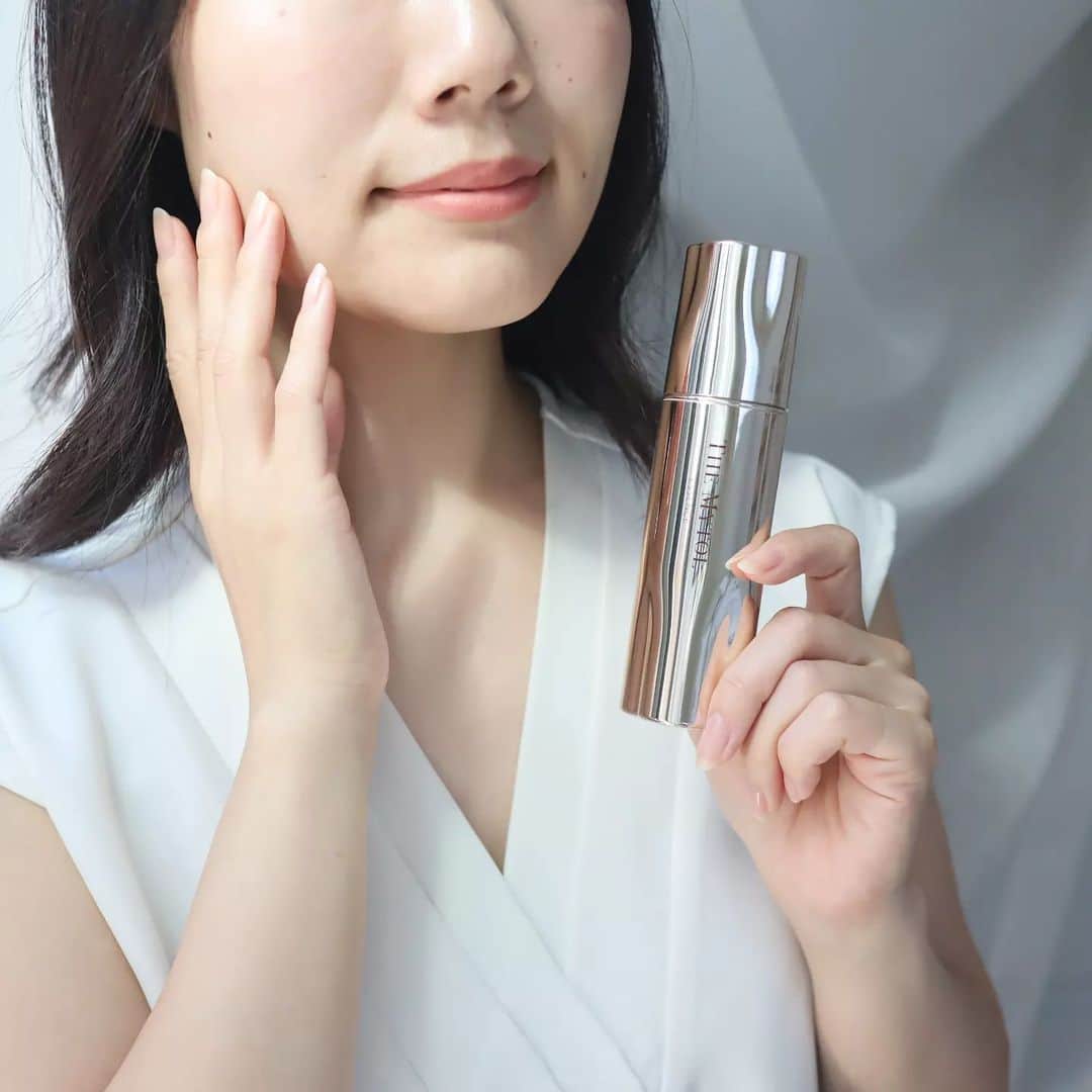 Eri Satoさんのインスタグラム写真 - (Eri SatoInstagram)「【THE MYTOL】 · 肌本来の美しさを呼び覚ます、 大正製薬のブランド「THE MYTOL」 @themytol · 9年もの歳月をかけて成分と技術を磨き上げ、 先行美容液の「ザ マイトル エッセンス」が ブランド第一弾として発売されたよ✨ · こちらの美容液は 話題の薬用有効成分「ナイアシンアミド」を配合。 シワ改善に加え、メラニンの生成を抑え、シミ・そばかすを防ぐ。 また、こだわりの保湿成分を角層深くに届けるために、独自の浸透 （角質層まで）技術（ディープフュージョンテクノロジー）を開発したそう。 · 使ってみると、これ1本だけでも お肌しっとりな使い心地🥺 普段のお手入れをグレードアップさせてくれる美容液です · · 医薬部外品 THE MYTOL ESSENCE (販売名:美容液MY) · · #PR #大正製薬 #マイトル #ザマイトルエッセンス #シワ改善 #スキンケア #先行美容液 #導入美容液 #先端皮膚科学 #美容液 #エイジングケア　 ※ 年齢に応じたお手入れのこと #Snapmart #さとえりスタイリング」8月19日 21時04分 - satoeri626