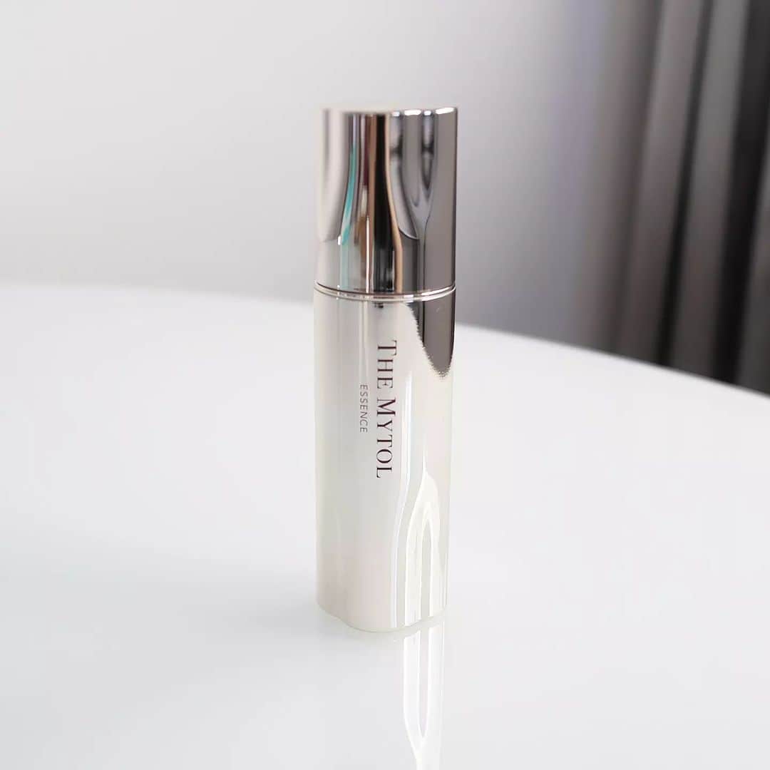 Eri Satoさんのインスタグラム写真 - (Eri SatoInstagram)「【THE MYTOL】 · 肌本来の美しさを呼び覚ます、 大正製薬のブランド「THE MYTOL」 @themytol · 9年もの歳月をかけて成分と技術を磨き上げ、 先行美容液の「ザ マイトル エッセンス」が ブランド第一弾として発売されたよ✨ · こちらの美容液は 話題の薬用有効成分「ナイアシンアミド」を配合。 シワ改善に加え、メラニンの生成を抑え、シミ・そばかすを防ぐ。 また、こだわりの保湿成分を角層深くに届けるために、独自の浸透 （角質層まで）技術（ディープフュージョンテクノロジー）を開発したそう。 · 使ってみると、これ1本だけでも お肌しっとりな使い心地🥺 普段のお手入れをグレードアップさせてくれる美容液です · · 医薬部外品 THE MYTOL ESSENCE (販売名:美容液MY) · · #PR #大正製薬 #マイトル #ザマイトルエッセンス #シワ改善 #スキンケア #先行美容液 #導入美容液 #先端皮膚科学 #美容液 #エイジングケア　 ※ 年齢に応じたお手入れのこと #Snapmart #さとえりスタイリング」8月19日 21時04分 - satoeri626