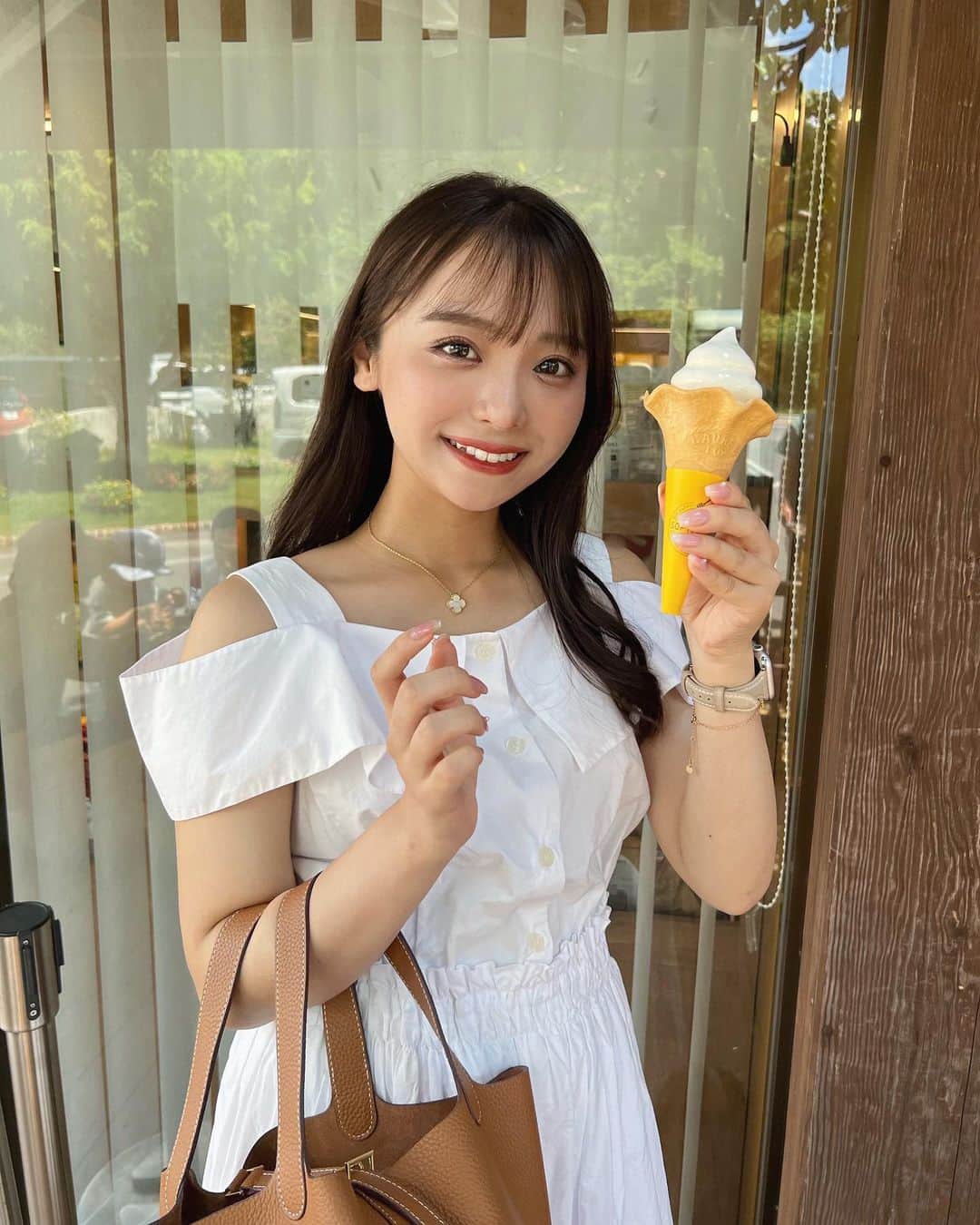 のインスタグラム：「お盆休み🍉  鰻を食べて夏バテ知らず！ そしてはちみつソフトクリームも絶対食べるんだ〜🍦  まだまだ暑い日が続きますが皆様もご自愛ください！  #夏休み #過去pic #時差投稿 #ワンピース #ドライブ #ソフトクリーム #はちみつ #うなぎ #鰻 #静岡 #静岡グルメ #静岡観光 #夏 #夏コーデ #コーデ #ootd #japan #summer #instagram #instalike #tflers #浜松 #浜名湖」