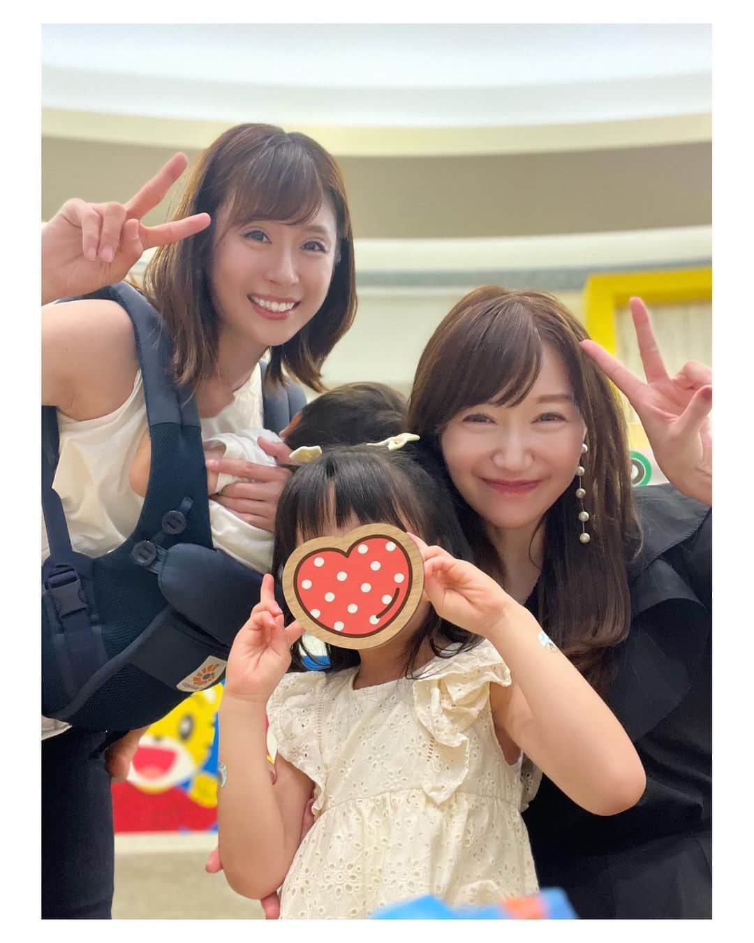 開高明日香のインスタグラム：「夏の愛しい想い出🌻  タレント長友理恵ちゃんが帰阪してきているということで、理恵ちゃんと小さな姫&王子とデート❤️  いつも理恵ちゃんはオシャレなお店を提案してきてくれるけど、私が姫たちと遊びたいから、遊べる場所をチョイス。 年間パスとかがあれば行ける場所も増えるんだけど、私が持ってないから合わせてもらいました😇  正直、いつも楽しい場所にたくさん連れて行ってもらってる姫たちが堪能できる場所ではなかったんだけど。。。 明日香おばさんは、おもいっきり堪能😆  やっぱり食べるモノの味って、誰と食べるかが大切ね✨ 丸亀製麺のおうどんがここまで美味しく思えたのは初めてかも😆  何度も言う、姫の『巻き髪取れてなーい⁉️』が可愛すぎた😍 女の子だよねぇ☺️ ホントママに似て、優しいお顔の美人さん❤️  王子は笑顔がもぉ、たまんない😍 ニッコーーーーて笑われたら、明日香おばさんメロメロもメロメロ、大変です😂💕 あのね。 私の中でミスチル桜井さんを超える笑顔の持ち主は居なかったんだけど。。。 それに匹敵するくらいの笑顔なのです😆💕  理恵ちゃんは相変わらずの美女🌟　 これだけ育児をしっかりしながら、なんであそこまで美貌を保てるのか謎😯 お顔は、相変わらず私の拳サイズの小顔さん✨ お肌はつるっつる✨ うっとりしちゃう🤤❤️  次は冬、会えるかな💓 今から楽しみ🥰  #写真見返して気付いた #王子を抱きしめてるわたし #強引すぎる🙄 #可愛すぎて思わず😂💕 #理恵ちゃんからまつ毛美容液のプレゼント🩷 #コレで私も理恵ちゃんみたくきゅるんきゅるんのまつ毛になるのだ😍 #姫からは #大好きなチョコレートと #お手紙と似顔絵🩷 #子供からのお手紙って最強 #何回も眺めちゃう🥹」