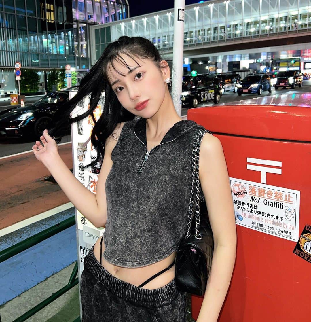 えみ姉さんのインスタグラム写真 - (えみ姉Instagram)「ㅤ ㅤ ぎゃル🍕笑 ㅤ ウエスト引き締めたい🤯 ㅤ ㅤ(一枚目の画像決まらんくて上げ直ししまくったごめんwww)」8月19日 21時14分 - emk_oooo