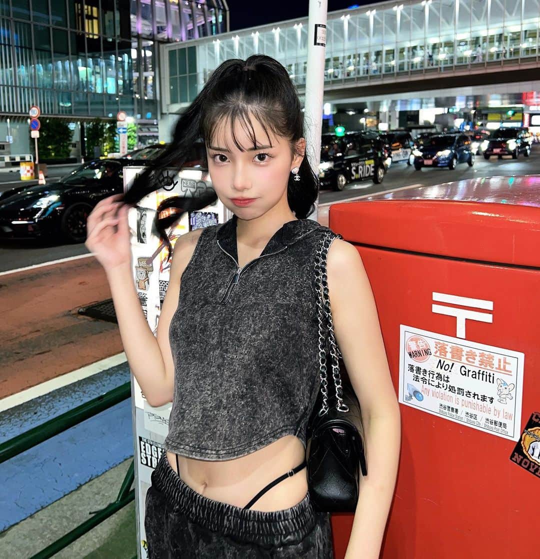えみ姉さんのインスタグラム写真 - (えみ姉Instagram)「ㅤ ㅤ ぎゃル🍕笑 ㅤ ウエスト引き締めたい🤯 ㅤ ㅤ(一枚目の画像決まらんくて上げ直ししまくったごめんwww)」8月19日 21時14分 - emk_oooo