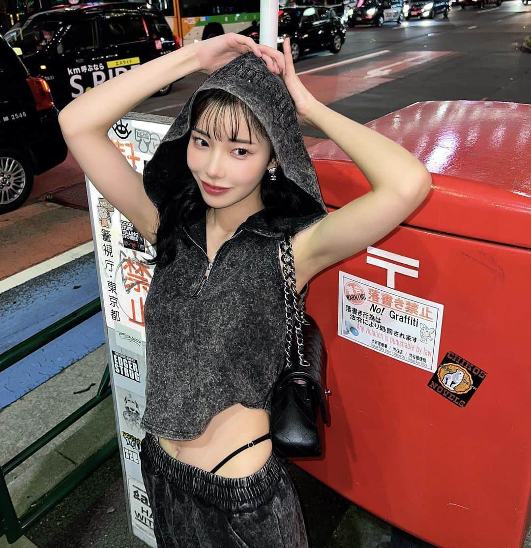 えみ姉のインスタグラム：「ㅤ ㅤ ぎゃル🍕笑 ㅤ ウエスト引き締めたい🤯 ㅤ ㅤ(一枚目の画像決まらんくて上げ直ししまくったごめんwww)」