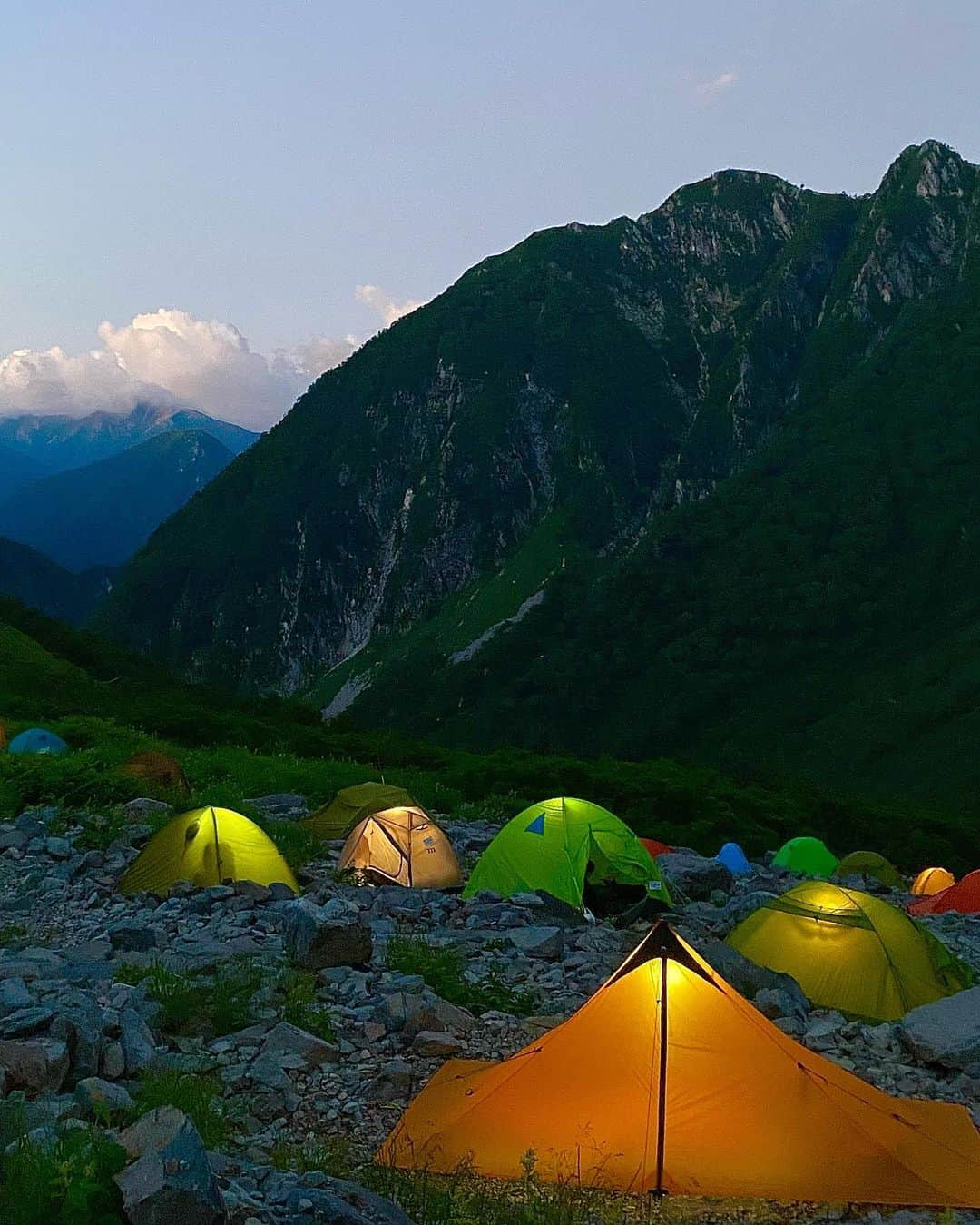 荒井愛花のインスタグラム：「⛰️2023.8/11-12  #個沢カール  初めてのテント泊。 いつ何時も、身軽がいちばん。  #愛花の登山日記 #登山」