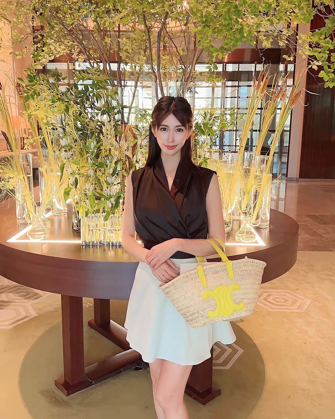 倉岡生夏のインスタグラム：「🍰🥩♡ ・ ・ お魚続きだったのでお肉day😊 ホテルでゆっくりカフェするのも久しぶりすぎて💦夏休み満喫してます❣️ 今日から青森なのでゆっくりします〜！ 電波もわるい笑 ・ ・ ・ ・ #パレスホテル東京 #グルメ女子 #女子会 #女子会ランチ #デートコーデ #大人可愛いコーデ #大人可愛い #大人カジュアル#アラサーコーデ #アラサーママ #学生 #夏休み #夏休みの過ごし方 #韓国ファッション #東京カフェ #東京ランチ #parishotel #japanesegirl #celine」