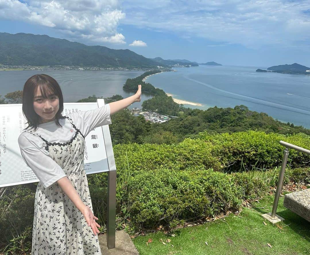 のインスタグラム：「京都 宮津市に来ています!! ビューランドから見える天橋立の景色が綺麗すぎました…  股のぞきもした!! 頭良くなりますように、身も心も美人になれますように、良い御縁がありますように、勝負に勝てますように、大いに利益がありますように、みんなが健康で元気で過ごせますように!!笑  龍の願い玉で、ぜーんぶ願ってきた!!  #京都 #宮津市 #天橋立」