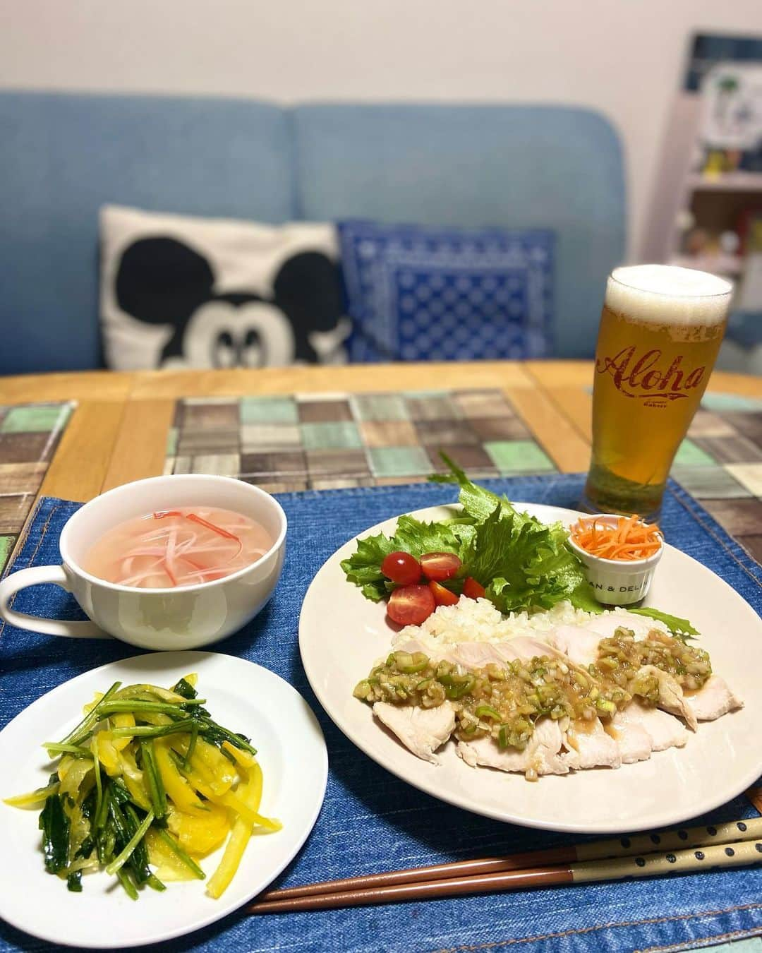 lalapinkのインスタグラム：「夜ごはん🍚  1週間休みなく私頑張った💪 ビールでご褒美。最高🙌🍺  ⭐︎自家製だれで！カオマンガイ ⭐︎ほうれん草とパプリカのナムル ⭐︎かにかまのとろみ中華スープ ⭐︎ビール  @oisix   #よるごはん #夜ごはん #夕飯 #夕食 #カオマンガイ #ナムル #スープ #ビール #ご褒美 #おうちごはん #おうちご飯 #一人飯 #oisix #オイシックス」