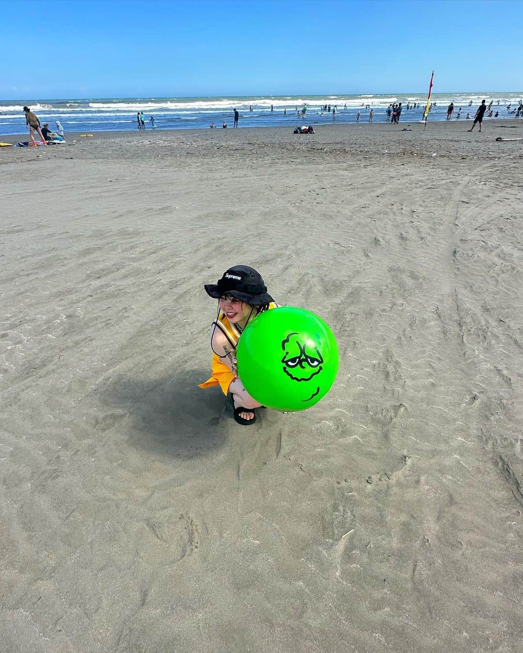 那須川梨々さんのインスタグラム写真 - (那須川梨々Instagram)「☺︎ 🏖️🪼🍉🌻 大好きなのんちと海行った〜🩷 ちょー楽しすぎた‼︎  いつも集合時間が夕方になってしまう2人だけど、起きて午前中から行動っ🏃‍♀️💨 たわいもない話をして気づいたら到着❗️  着いて早々にお酒🍻♥️ 写真も沢山撮って泳いでお酒🍺🫶🏻 🌊・🍺・🌊・🍺の繰り返し😂  幸せ幸幸🩷21歳だけどはしゃぎまくった〜😚  沢山食べて沢山遊んで日光浴びて☀️濃い1日でした❤️‍🔥  毎年行こうねっ🌈🌈🌈 お仕事頑張れます！🫶🏻  #休日 #夏休み #海 #summer #片貝海岸 #お酒 #tattoo #のんち 💜」8月19日 21時21分 - riri_0710